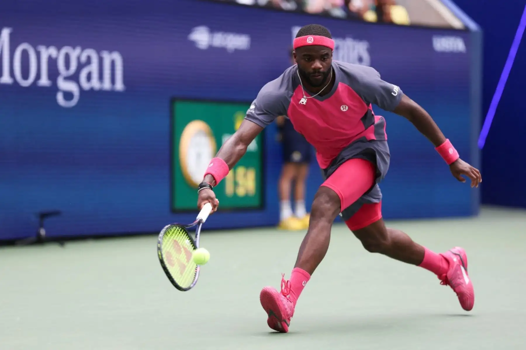 El estadounidense Frances Tiafoe devuelve la pelota al ruso Daniil Medvedev durante el partido de octavos de final del cuadro masculino individual, en la octava jornada del torneo de tenis US Open, en el USTA Billie Jean King National Tennis Center de Nueva York, el 6 de septiembre de 2026. Foto: AFP