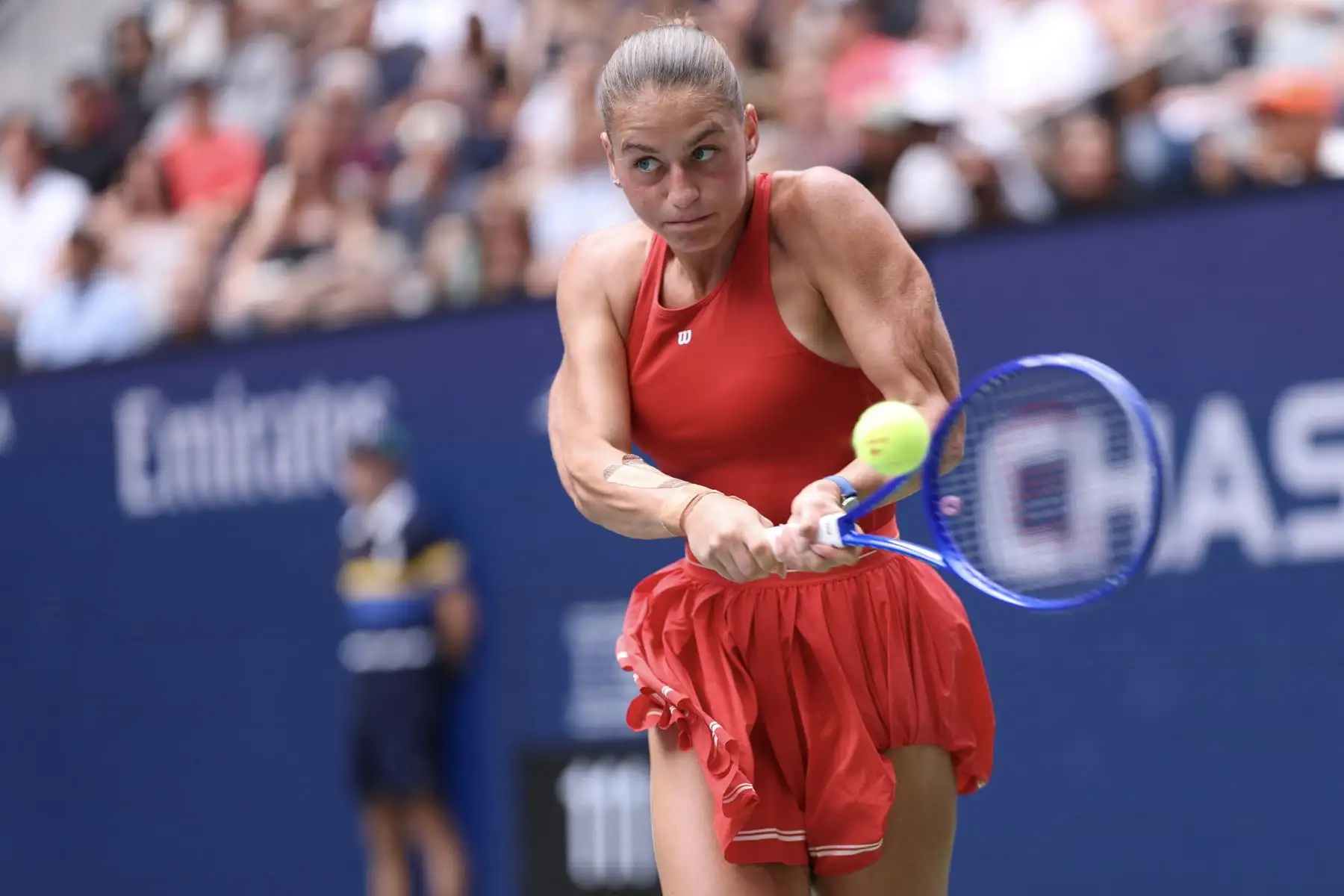La ucraniana Marta Kostyuk devuelve la pelota a la checa Linda Noskova durante su partido de octavos de final del cuadro individual femenino, en la octava jornada del torneo de tenis US Open, en el USTA Billie Jean King National Tennis Center de Nueva York, el 6 de septiembre de 2026. Foto: AFP