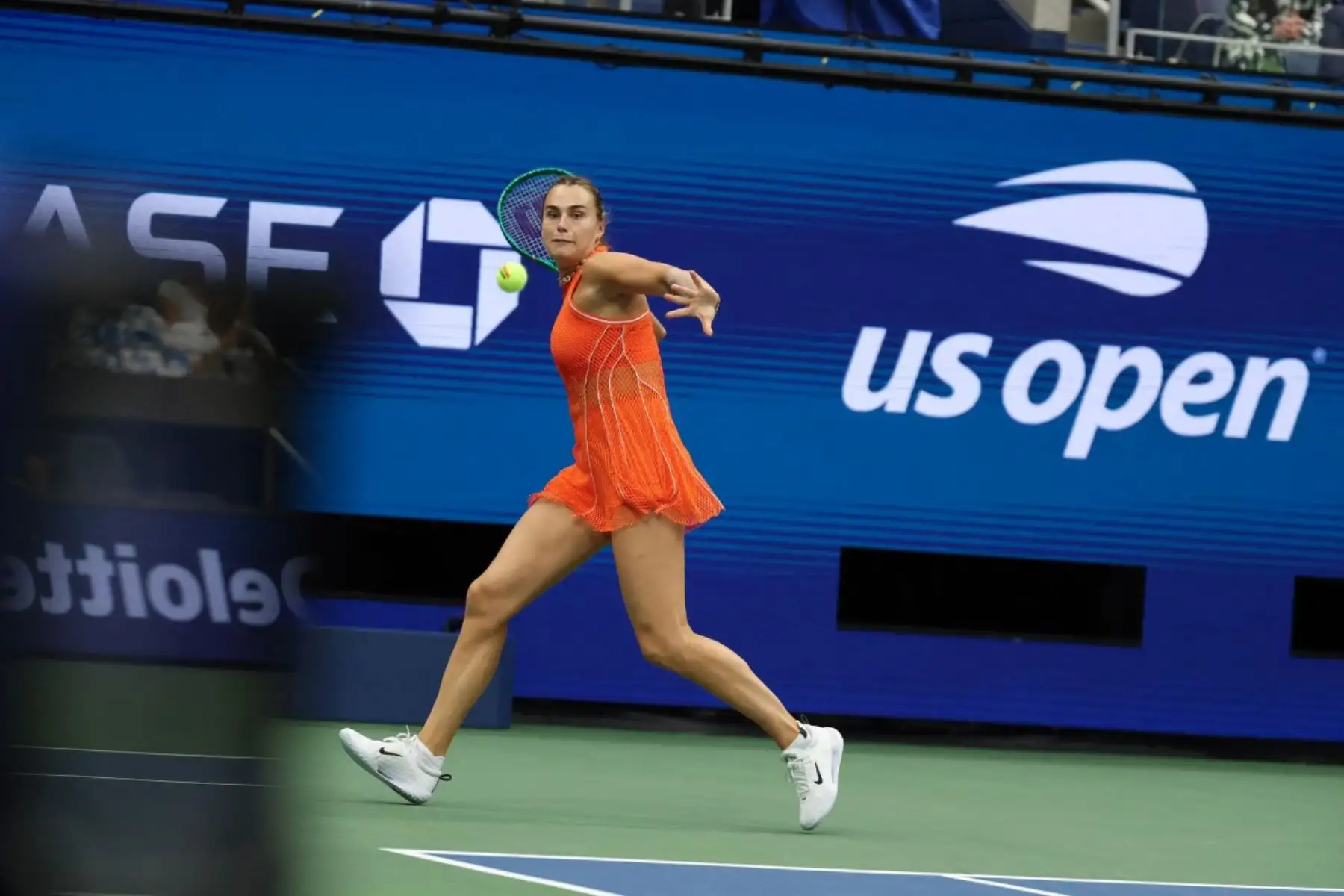 La bielorrusa Aryna Sabalenka devuelve la pelota ante la estadounidense Taylor Townsend durante su partido de octavos de final del cuadro individual femenino, en la octava jornada del torneo de tenis US Open, en el USTA Billie Jean King National Tennis Center de Nueva York, el 6 de septiembre de 2026. Foto: AFP
