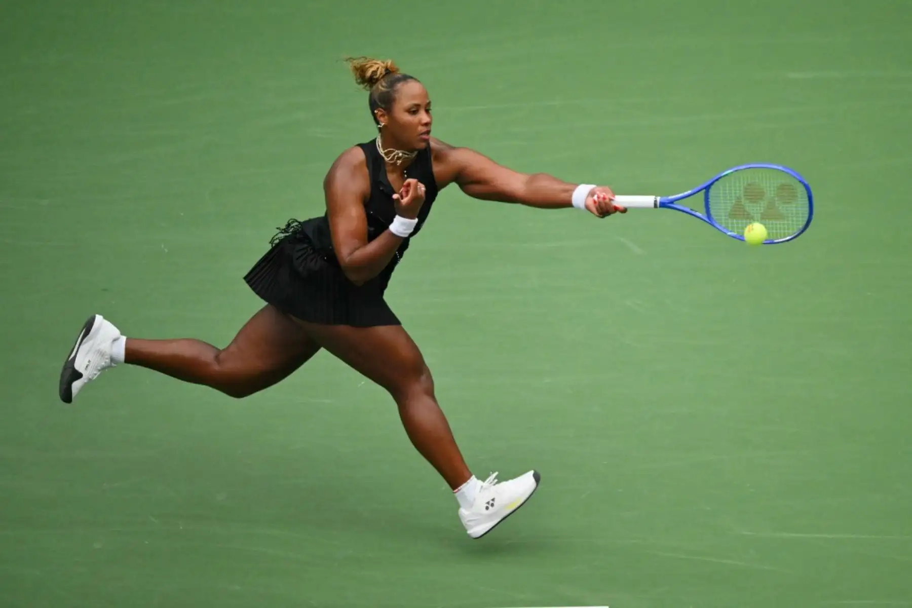 La estadounidense Taylor Townsend devuelve la pelota ante la bielorrusa Aryna Sabalenka durante su partido de octavos de final de individuales femeninos, en la octava jornada del torneo de tenis US Open, en el USTA Billie Jean King National Tennis Center de Nueva York, el 6 de septiembre de 2026. Foto: AFP