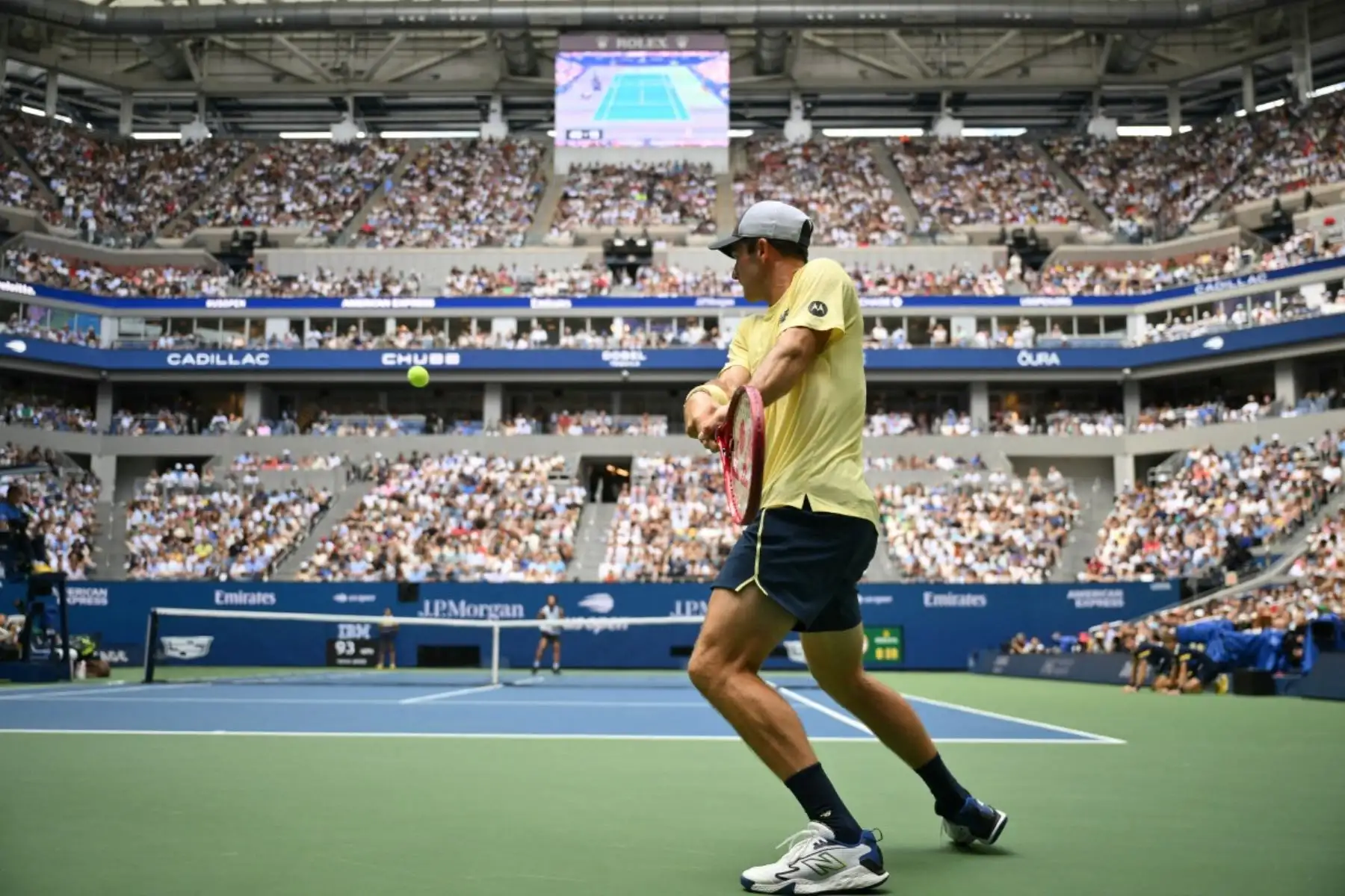 El estadounidense Tommy Paul devuelve la pelota al español Carlos Alcaraz durante su partido de octavos de final del cuadro individual masculino, en la octava jornada del torneo de tenis US Open, en el USTA Billie Jean King National Tennis Center de Nueva York, el 6 de septiembre de 2026. Foto: AFP