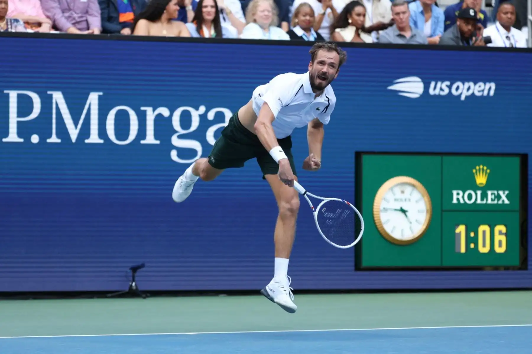 El ruso Daniil Medvedev saca ante el estadounidense Frances Tiafoe durante su partido de octavos de final de individuales masculinos, en la octava jornada del torneo de tenis US Open, en el USTA Billie Jean King National Tennis Center de Nueva York, el 6 de septiembre de 2026. Foto: AFP