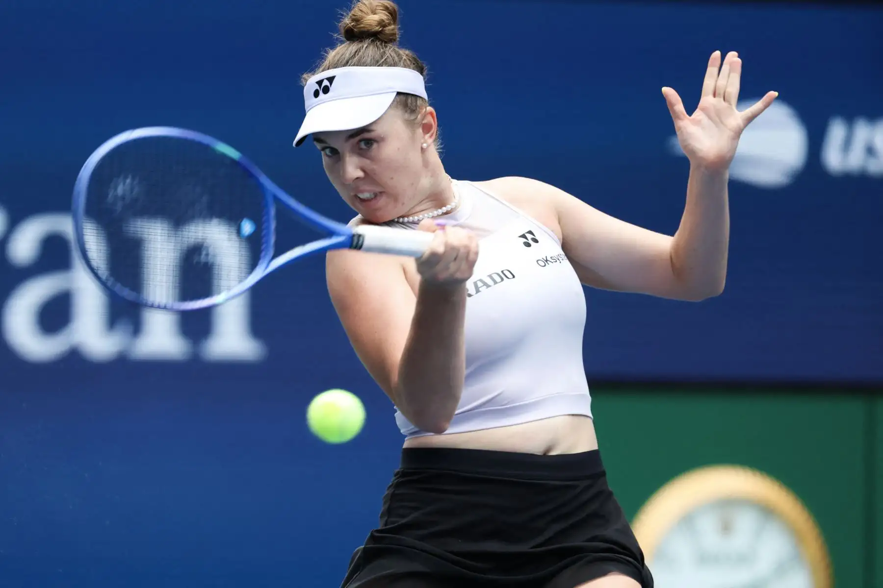 La checa Linda Noskova devuelve la pelota a la ucraniana Marta Kostyuk durante su partido de octavos de final del cuadro individual femenino, en la octava jornada del torneo de tenis US Open, en el USTA Billie Jean King National Tennis Center de Nueva York, el 6 de septiembre de 2026. Foto: AFP
