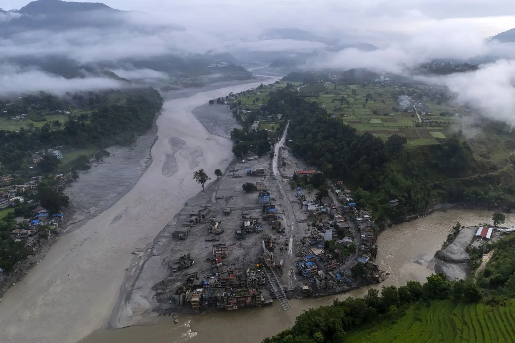 Zonas afectadas por las inundaciones y deslizamientos en Devighat, distrito de Nuwakot. Las riadas dejan 1.355 muertos y cerca de 5.000 desaparecidos, según las autoridades nepalíes. . Foto: EFE