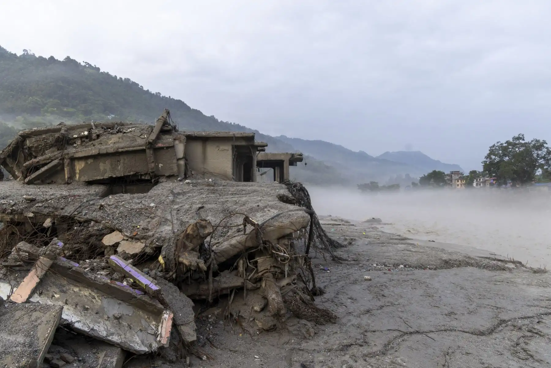 Devastación causada por las inundaciones en Devighat, en el distrito de Nuwakot. Nepal cumple una jornada de luto nacional por una tragedia que deja 1.355 fallecidos y cerca de 5.000 desaparecidos. . Foto: EFE