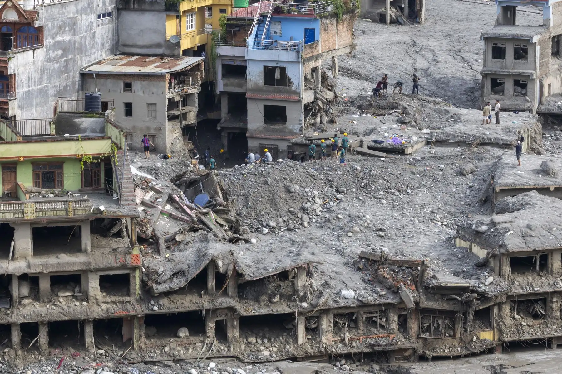 Imagen de los daños causados por las inundaciones en Devighat, distrito de Nuwakot. El desastre, provocado por el colapso de un glaciar y posteriores riadas, deja 1.355 muertos y casi 5.000 desaparecidos.  . Foto: EFE