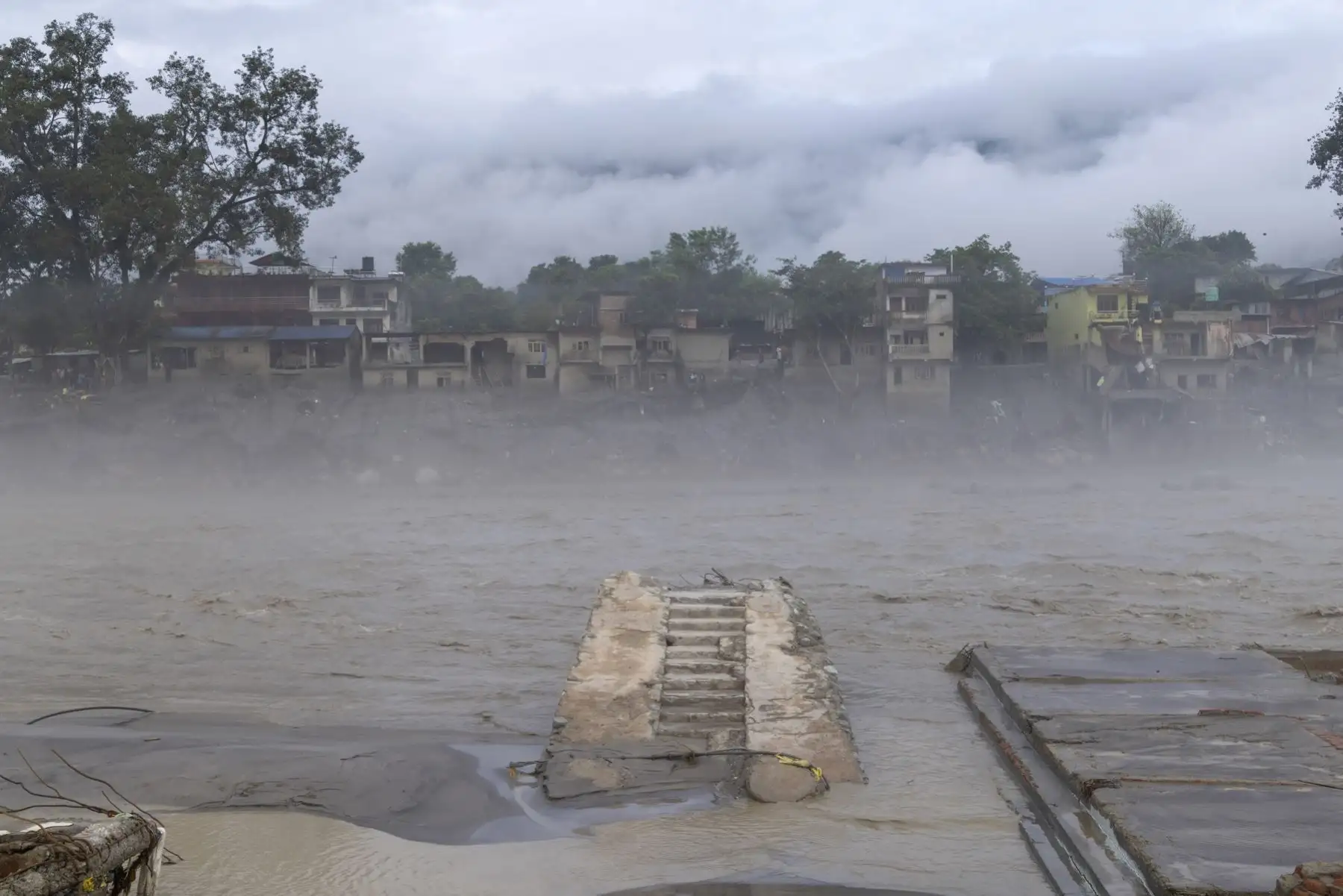 Devastación causada por las inundaciones en Devighat, en el distrito de Nuwakot. Nepal cumple una jornada de luto nacional por una tragedia que deja 1.355 fallecidos y cerca de 5.000 desaparecidos. . Foto: EFE