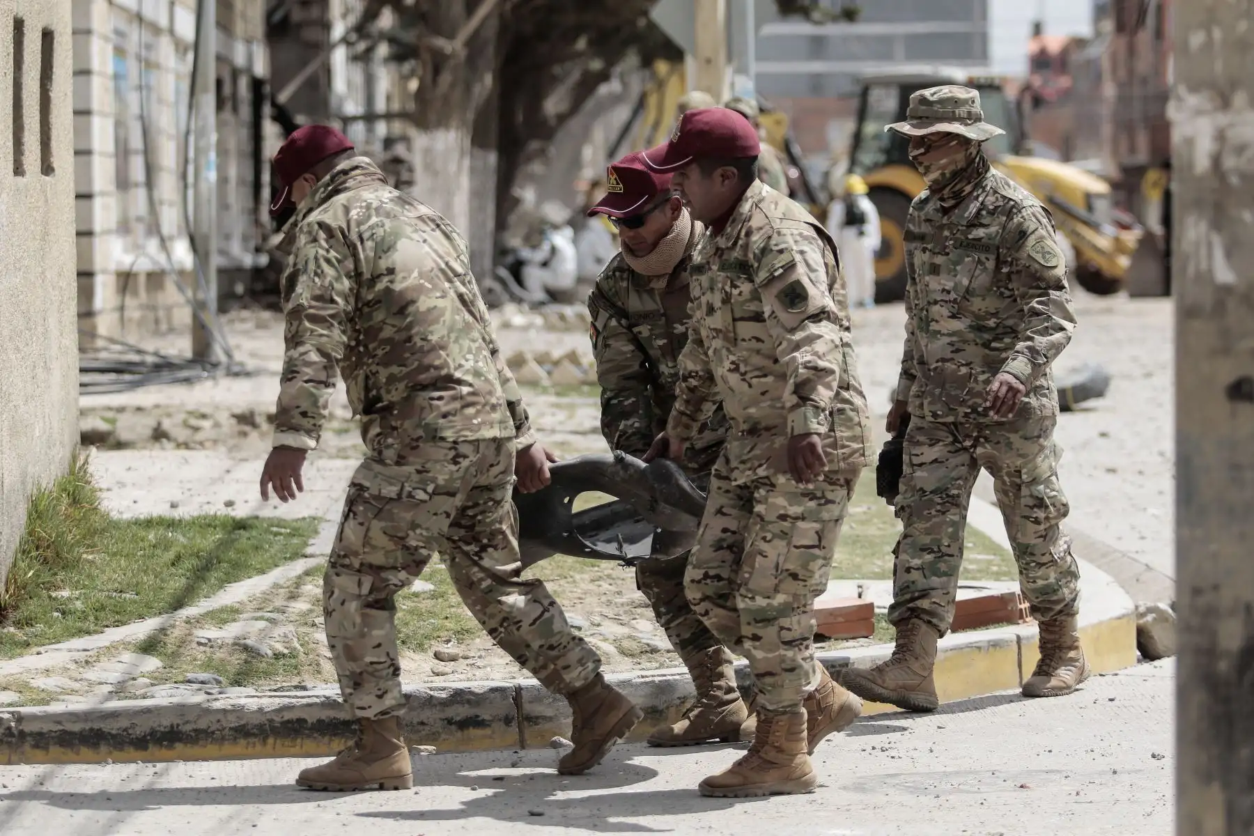 Bolivia: sube a 8 el número de fallecidos por explosiones en cuartel militar en La Paz