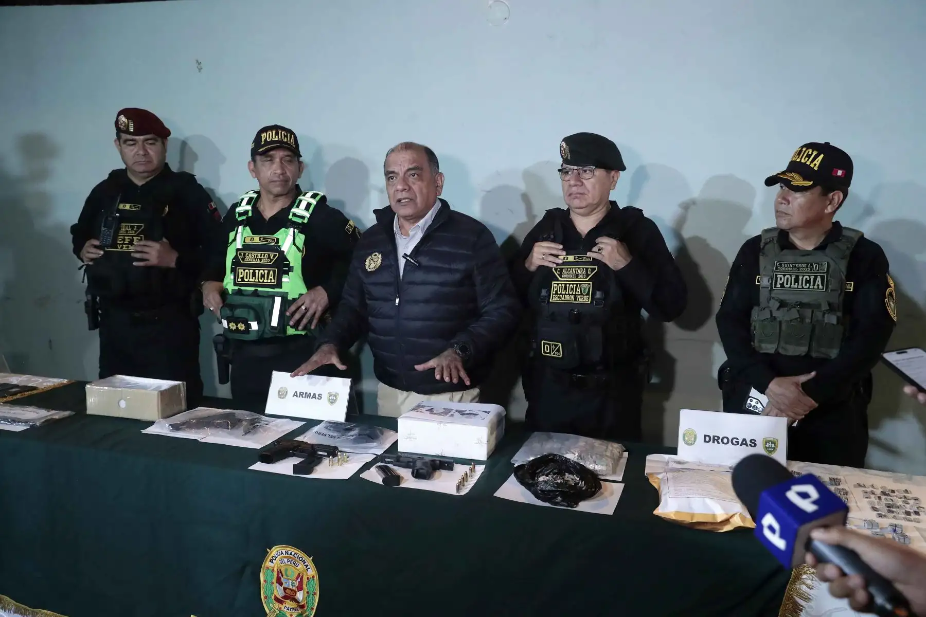 El ministro de Interior, César Astudillo, participó en la presentación de material incautado a bandas delincuenciales tales como armas de fuego y municiones, celulares, estupefacientes y motocicletas, entre otros, desde la Comisaría de Santa Anita el 7 de setiembre de 2026. Foto: ANDINA/Daniel Bracamonte