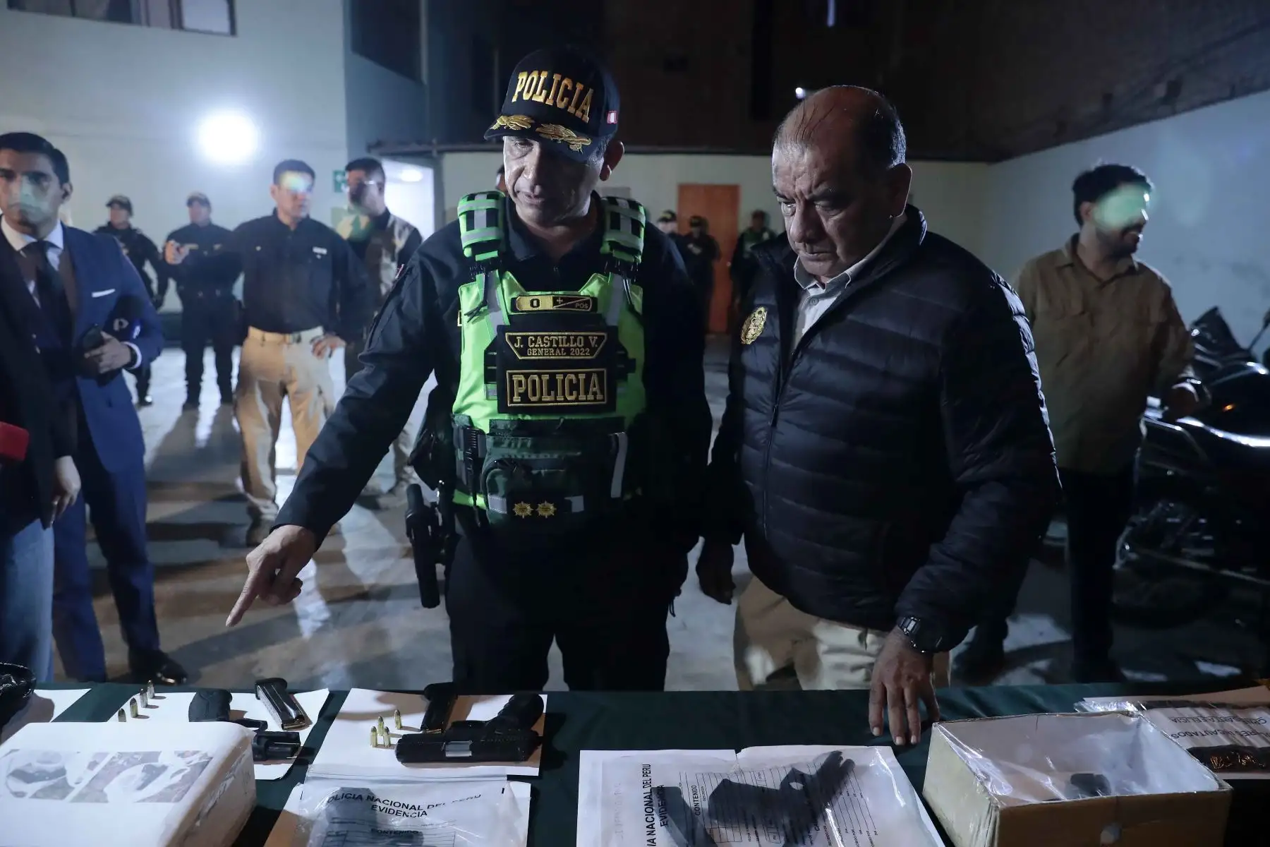 El ministro de Interior, César Astudillo, participó en la presentación de material incautado a bandas delincuenciales tales como armas de fuego y municiones, celulares, estupefacientes y motocicletas, entre otros, desde la Comisaría de Santa Anita el 7 de setiembre de 2026. Foto: ANDINA/Daniel Bracamonte