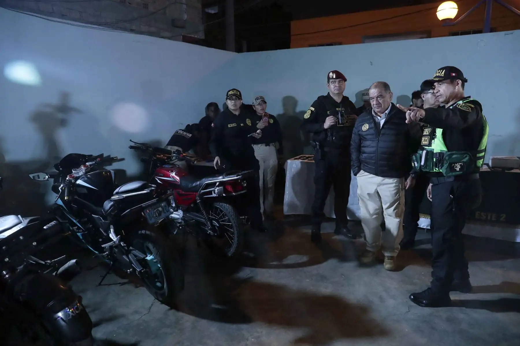 El ministro de Interior, César Astudillo, participó en la presentación de material incautado a bandas delincuenciales tales como armas de fuego y municiones, celulares, estupefacientes y motocicletas, entre otros, desde la Comisaría de Santa Anita el 7 de setiembre de 2026. Foto: ANDINA/Daniel Bracamonte