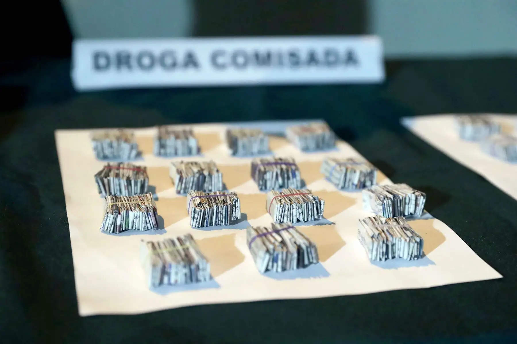 El ministro de Interior, César Astudillo, participó en la presentación de material incautado a bandas delincuenciales tales como armas de fuego y municiones, celulares, estupefacientes y motocicletas, entre otros, desde la Comisaría de Santa Anita el 7 de setiembre de 2026. Foto: ANDINA/Daniel Bracamonte