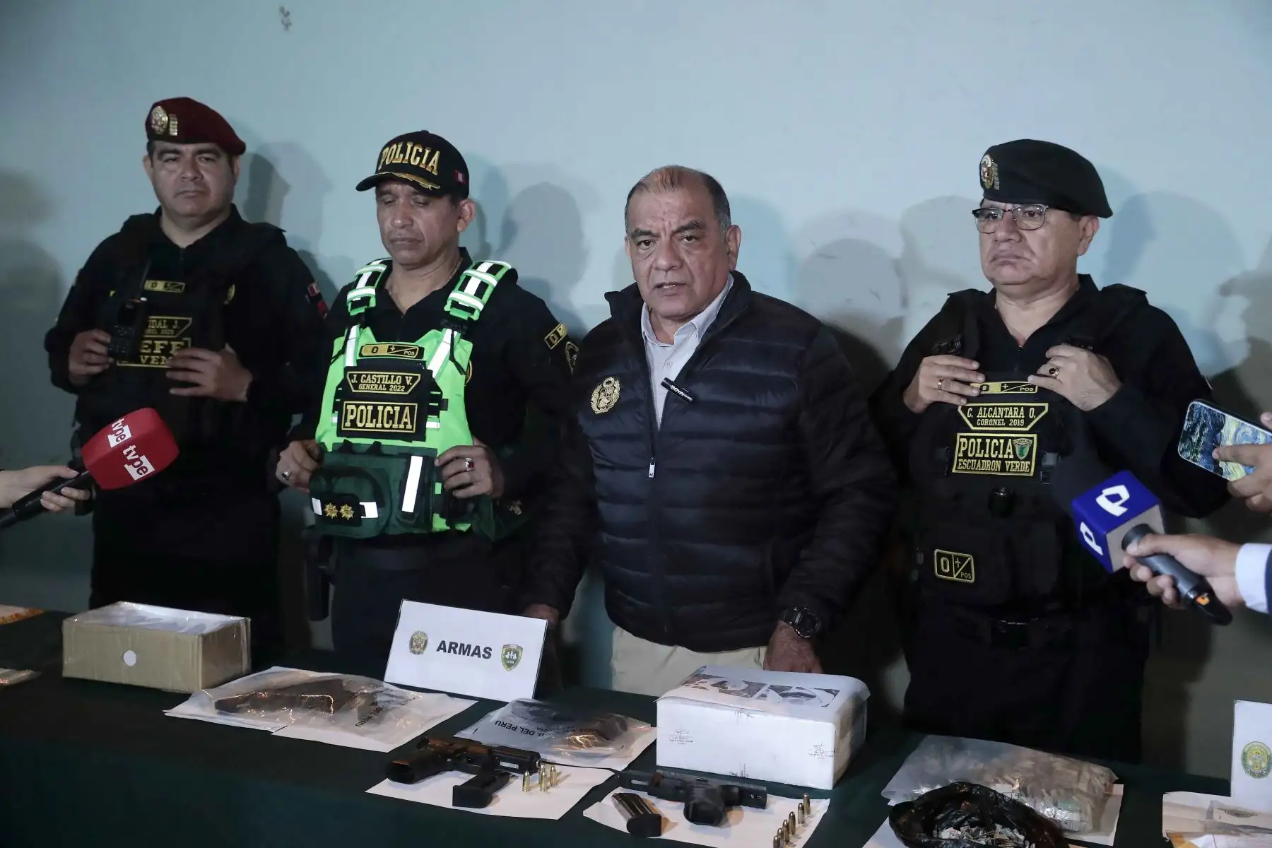 El ministro de Interior, César Astudillo, participó en la presentación de material incautado a bandas delincuenciales tales como armas de fuego y municiones, celulares, estupefacientes y motocicletas, entre otros, desde la Comisaría de Santa Anita el 7 de setiembre de 2026. Foto: ANDINA/Daniel Bracamonte