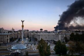 El humo se eleva sobre edificios tras ataques aéreos rusos en el centro de Kiev el 8 de septiembre de 2026. Foto: AFP