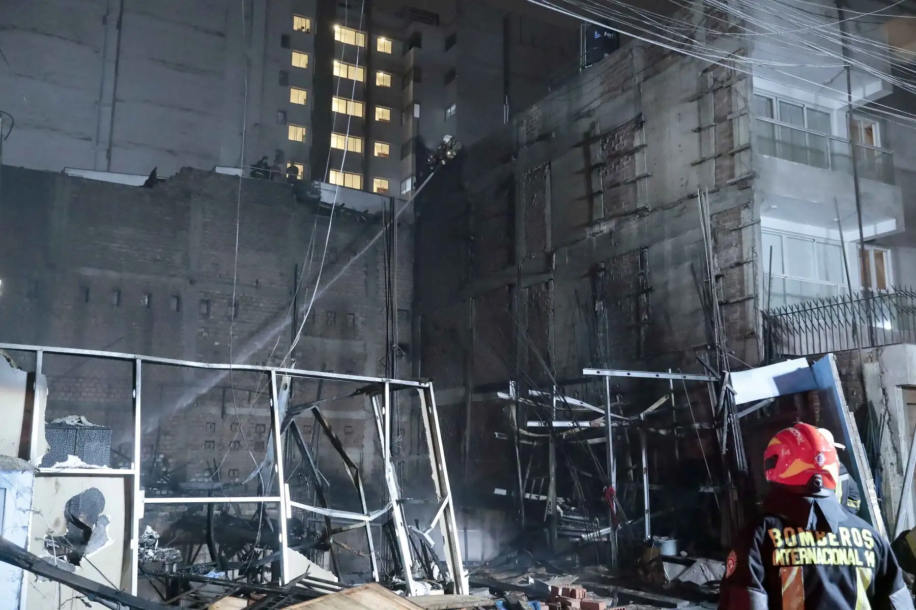 Bomberos atendieron un incendio de grandes proporciones registrado en un depósito de la cuadra 6 de la avenida Canevaro, en Lince, emergencia que movilizó a más de 15 unidades de rescate y generó una humareda visible a varias cuadras. Foto: ANDINA/Daniel Bracamonte. Foto: ANDINA/Difusión