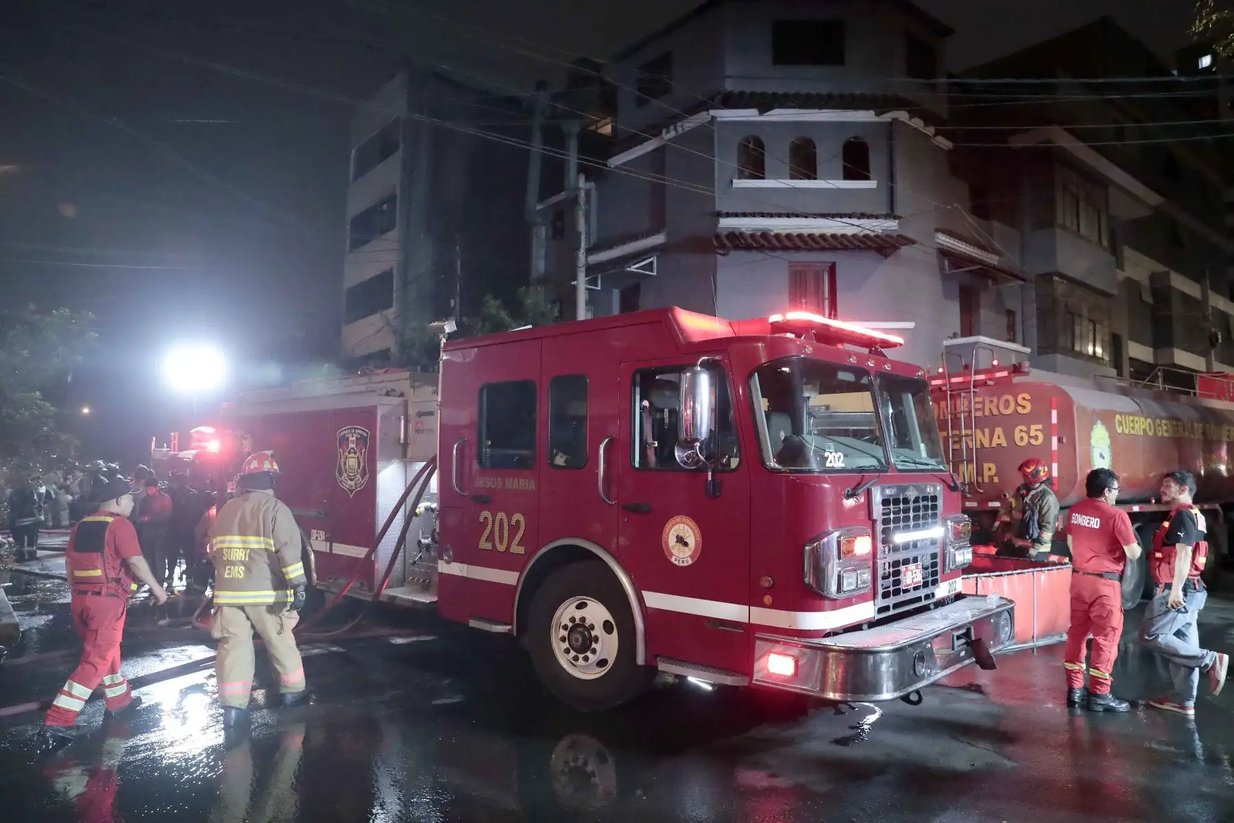 Bomberos atendieron un incendio de grandes proporciones registrado en un depósito de la cuadra 6 de la avenida Canevaro, en Lince, emergencia que movilizó a más de 15 unidades de rescate y generó una humareda visible a varias cuadras. Foto: ANDINA/Daniel Bracamonte. Foto: ANDINA/Difusión