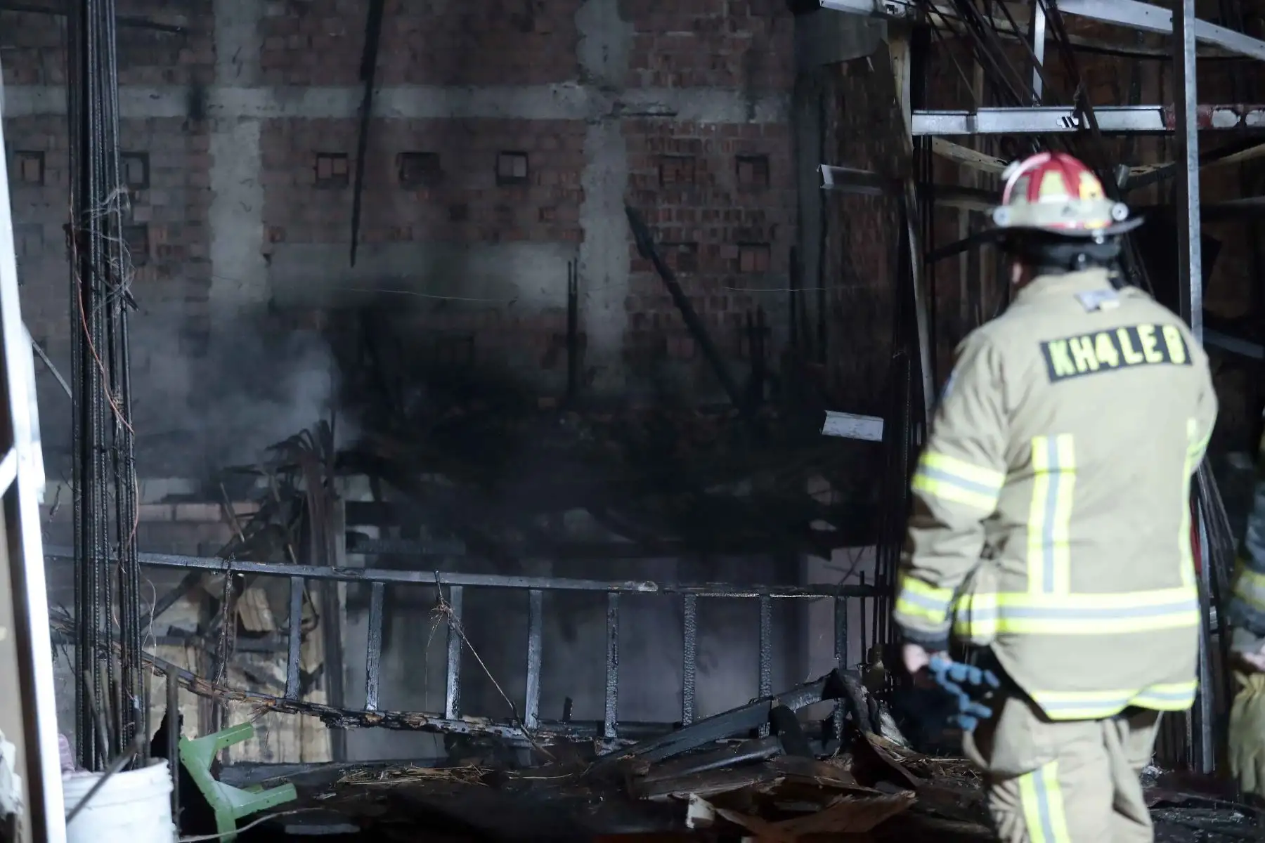 Bomberos atendieron un incendio de grandes proporciones registrado en un depósito de la cuadra 6 de la avenida Canevaro, en Lince, emergencia que movilizó a más de 15 unidades de rescate y generó una humareda visible a varias cuadras. Foto: ANDINA/Daniel Bracamonte. Foto: ANDINA/Difusión