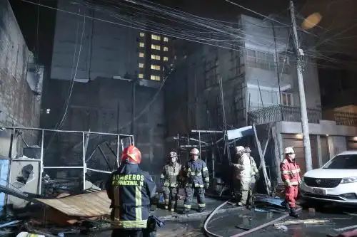 Fuerte incendio en Lince moviliza a más de 15 unidades de bomberos