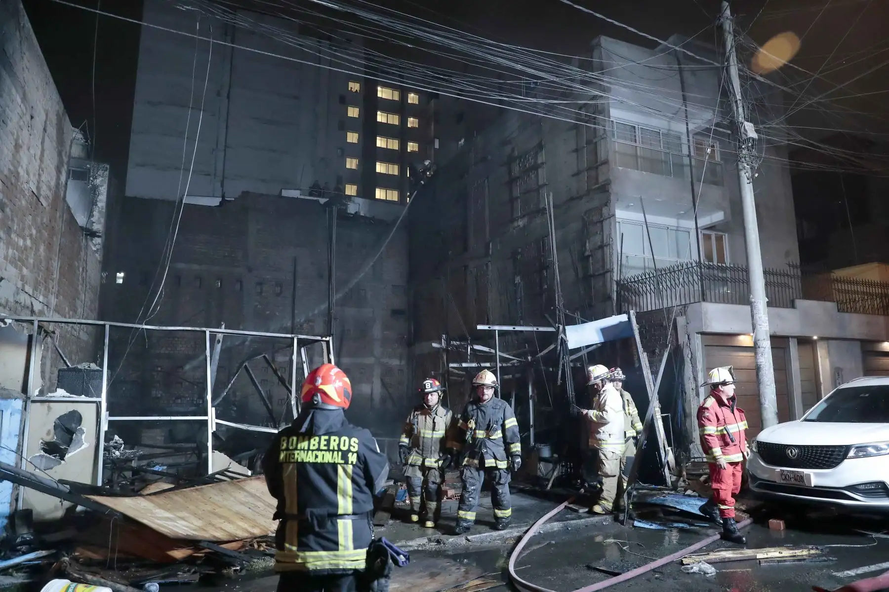 Bomberos atendieron un incendio de grandes proporciones registrado en un depósito de la cuadra 6 de la avenida Canevaro, en Lince, emergencia que movilizó a más de 15 unidades de rescate y generó una humareda visible a varias cuadras. Foto: ANDINA/Daniel Bracamonte. Foto: ANDINA/Difusión