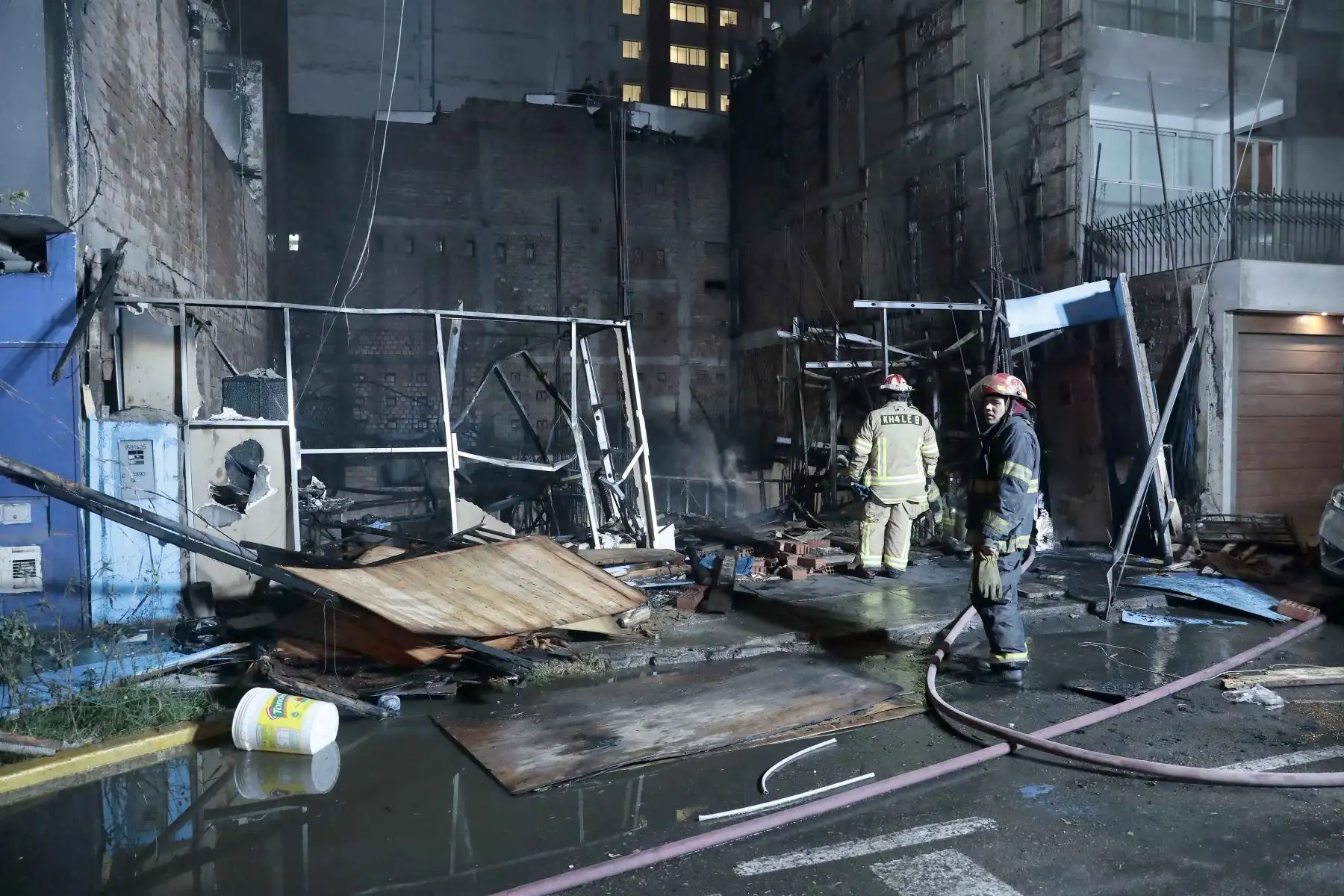 Bomberos atendieron un incendio de grandes proporciones registrado en un depósito de la cuadra 6 de la avenida Canevaro, en Lince, emergencia que movilizó a más de 15 unidades de rescate y generó una humareda visible a varias cuadras. Foto: ANDINA/Daniel Bracamonte. Foto: ANDINA/Difusión