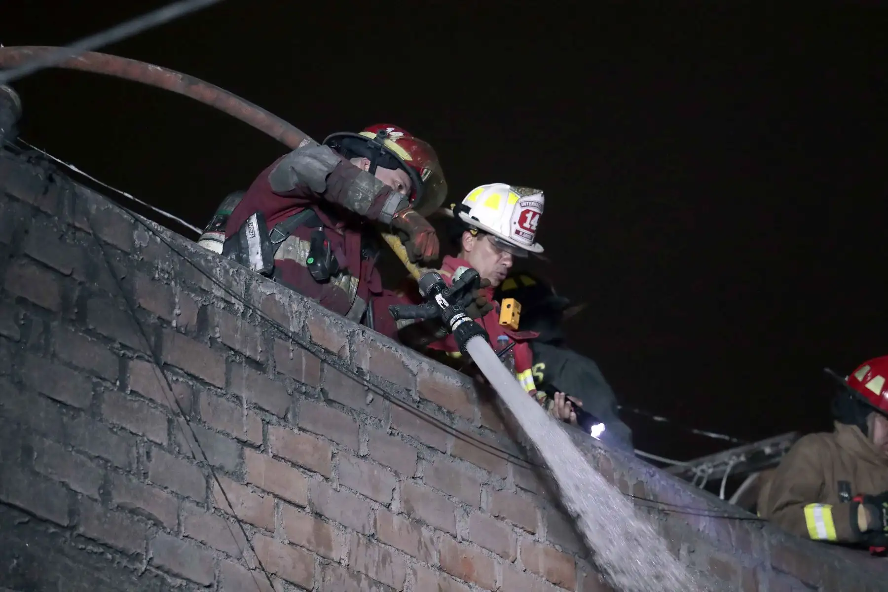 Bomberos atendieron un incendio de grandes proporciones registrado en un depósito de la cuadra 6 de la avenida Canevaro, en Lince, emergencia que movilizó a más de 15 unidades de rescate y generó una humareda visible a varias cuadras. Foto: ANDINA/Daniel Bracamonte. Foto: ANDINA/Difusión