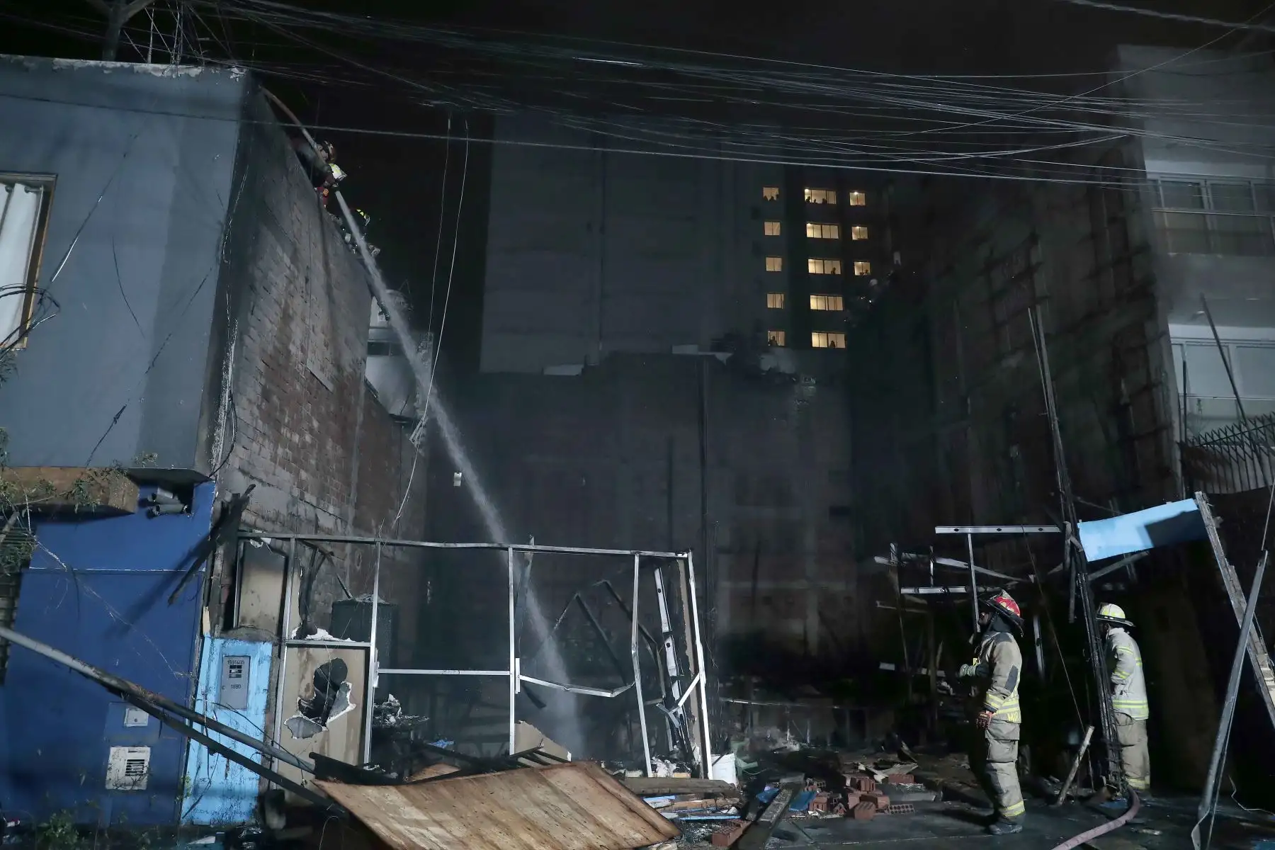 Bomberos atendieron un incendio de grandes proporciones registrado en un depósito de la cuadra 6 de la avenida Canevaro, en Lince, emergencia que movilizó a más de 15 unidades de rescate y generó una humareda visible a varias cuadras. Foto: ANDINA/Daniel Bracamonte. Foto: ANDINA/Difusión