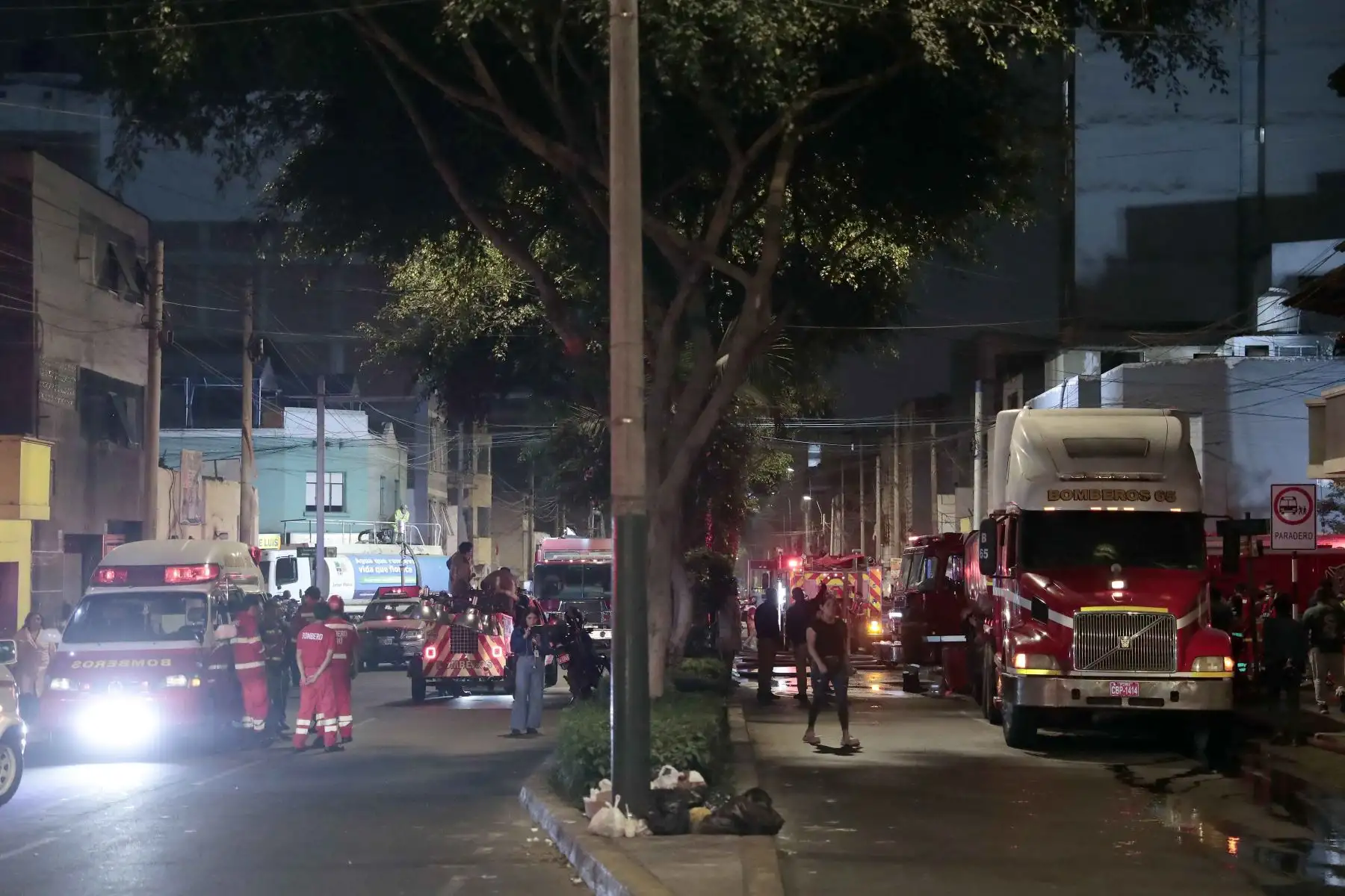 Bomberos atendieron un incendio de grandes proporciones registrado en un depósito de la cuadra 6 de la avenida Canevaro, en Lince, emergencia que movilizó a más de 15 unidades de rescate y generó una humareda visible a varias cuadras. Foto: ANDINA/Daniel Bracamonte. Foto: ANDINA/Difusión