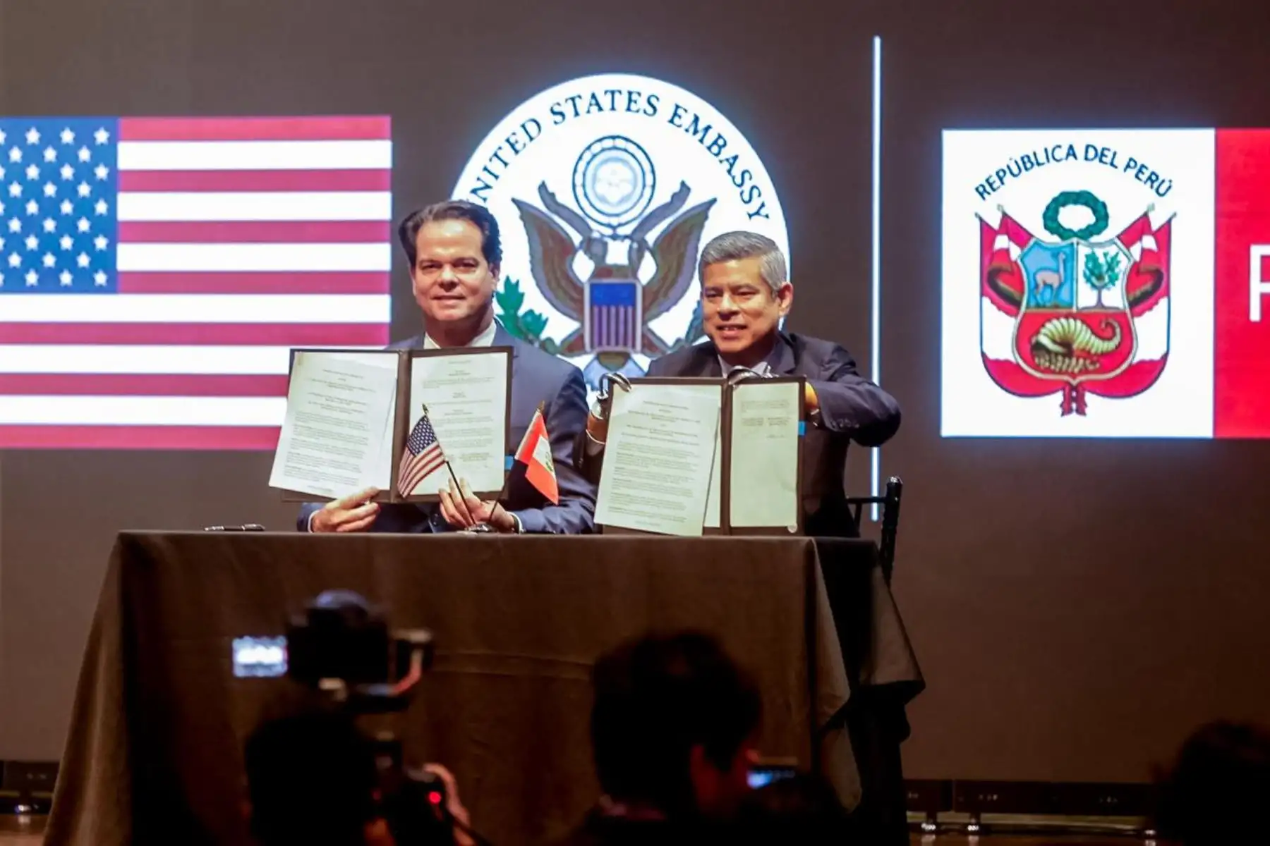 Tras la firma, el presidente del Consejo de Ministros y el embajador de Estados Unidos mostraron los documentos suscritos en el encuentro. Foto: ANDINA/Luis Iparraguirre.