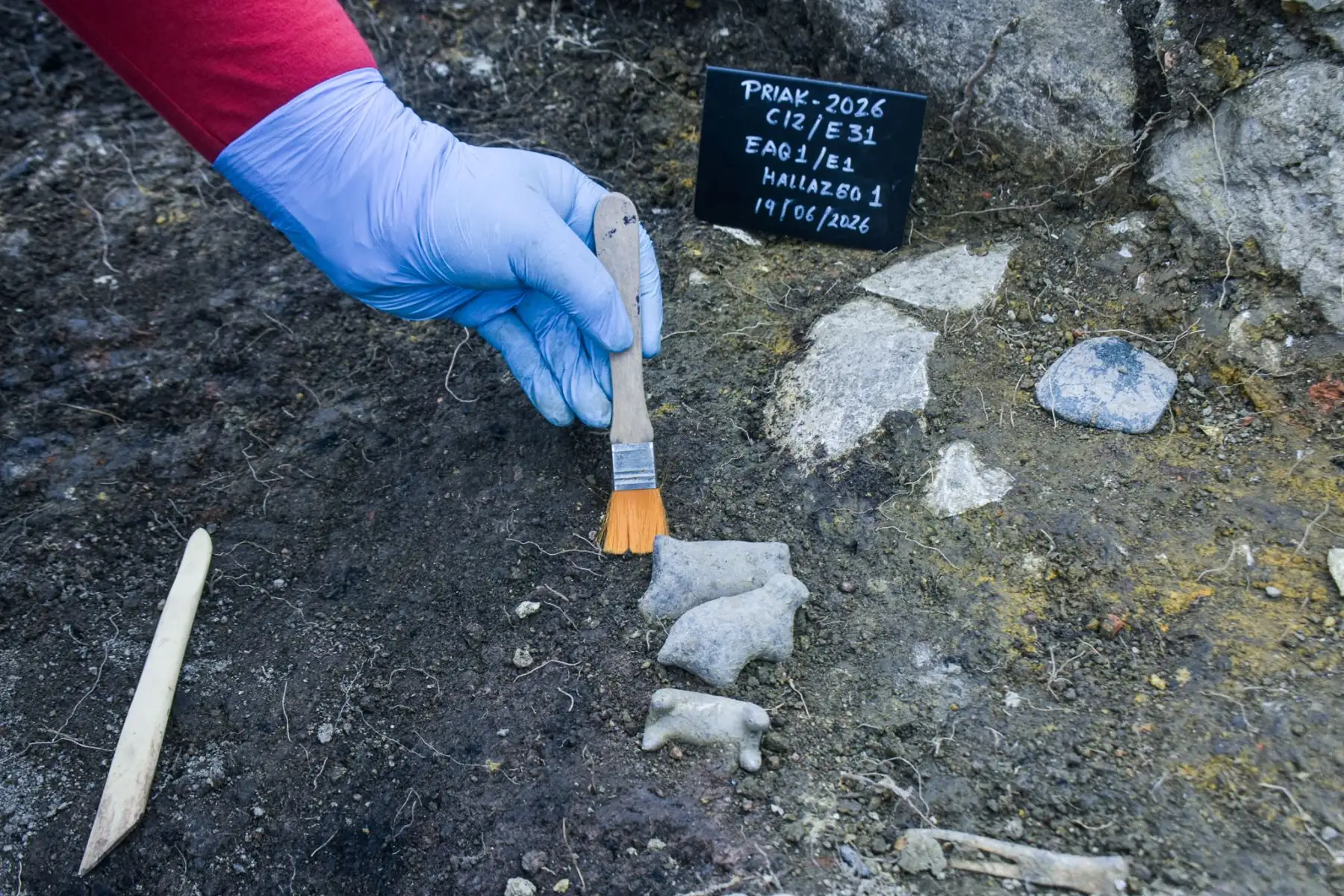El hallazgo de tres pequeñas illas colocadas como ofrenda aporta nuevas evidencias sobre las prácticas rituales desarrolladas durante la presencia inca en el complejo arqueológico de Kuélap, en Amazonas. Foto: ANDINA/ Difusión