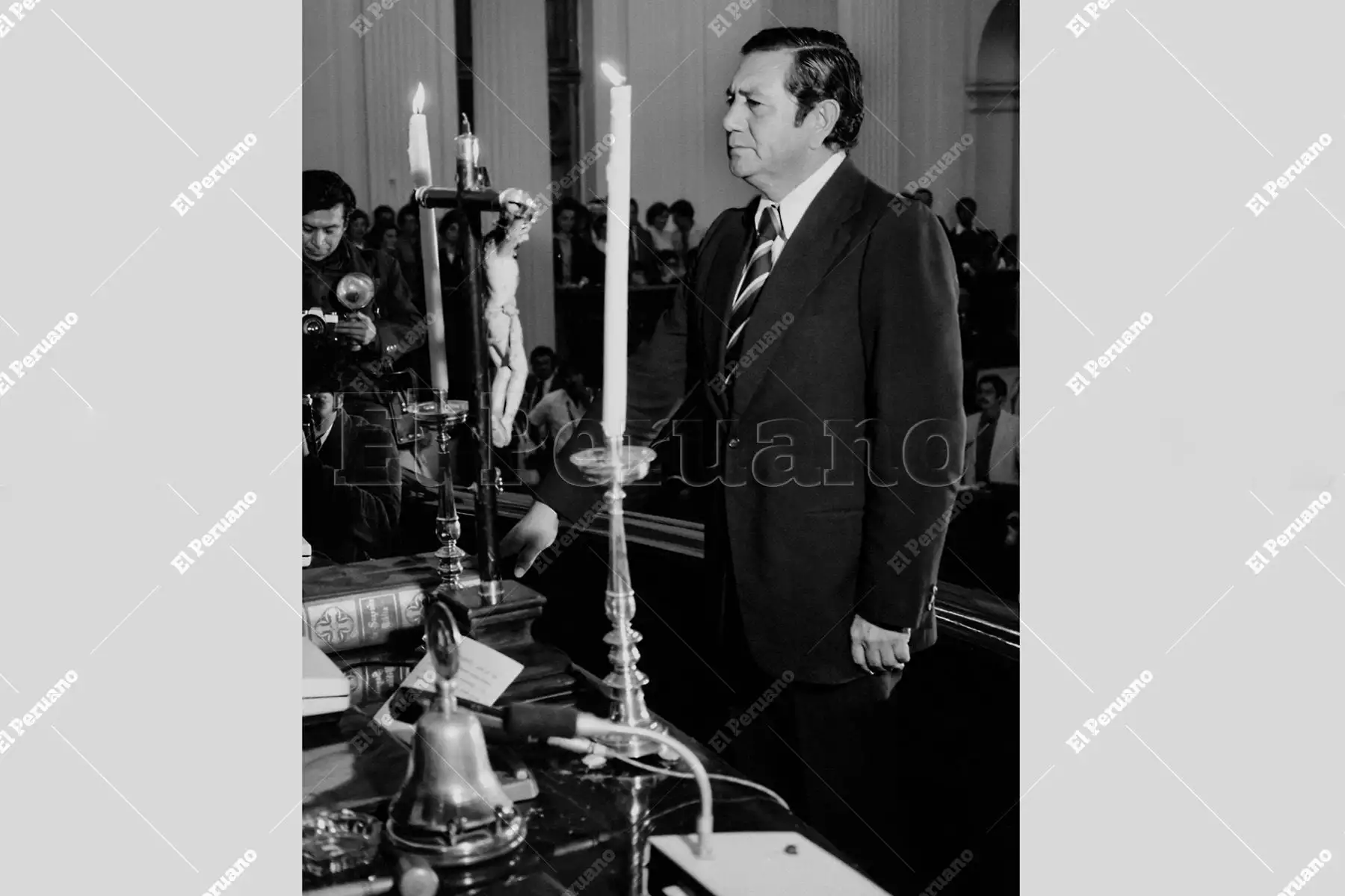 Lima - 13 julio 1980 / El político Gastón Acurio Velarde asume el cargo de senador de la República durante la sesión de instalación de la Junta Preparatoria del Congreso.  Foto: Archivo Histórico de El Peruano / Alejandro Aguirre