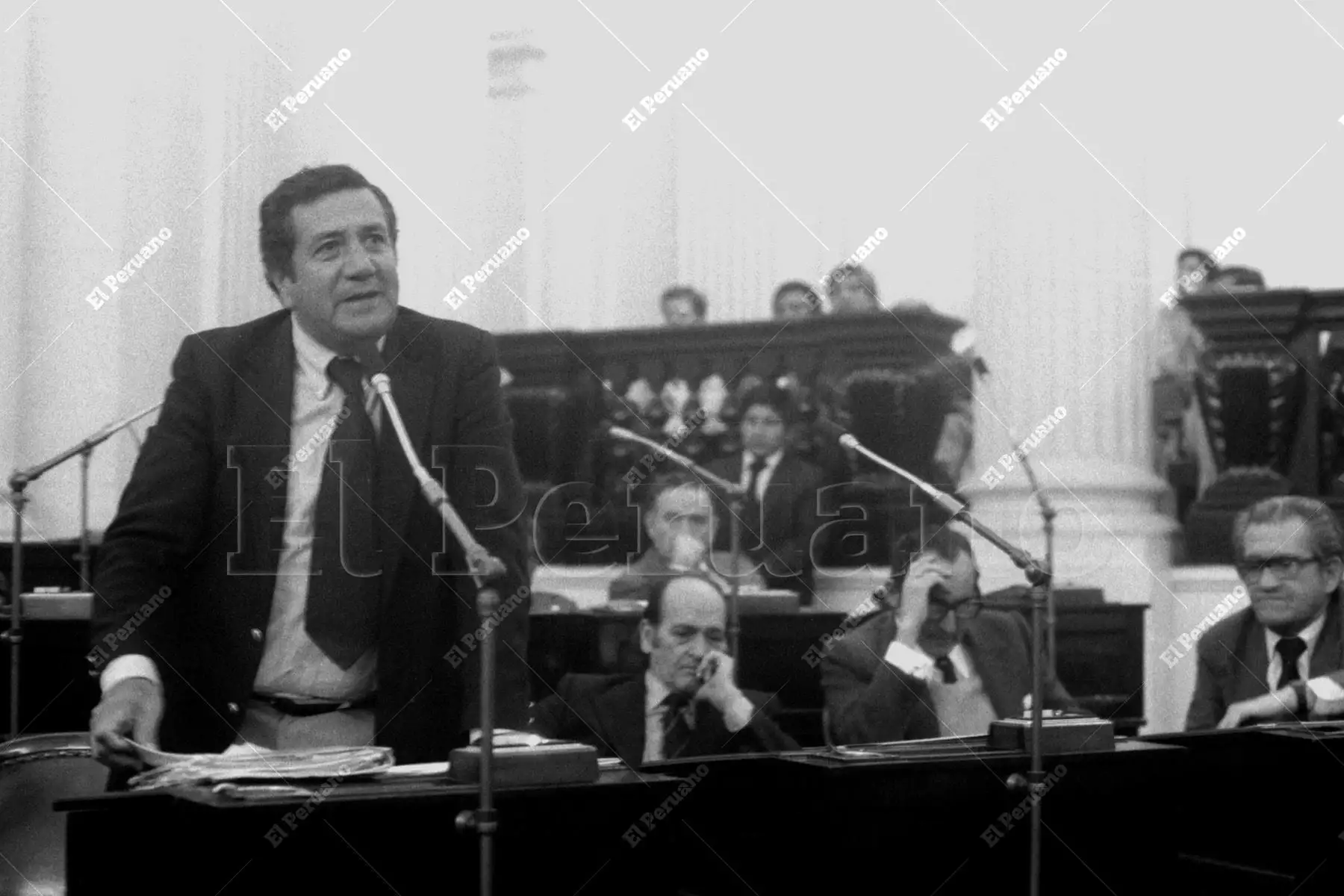 Lima - 13 agosto 1980 / El  parlamentario Gastón Acurio Velarde durante un debate en la Cámara de Senadores. Foto: Archivo Histórico de El Peruano / Pavel Marrul