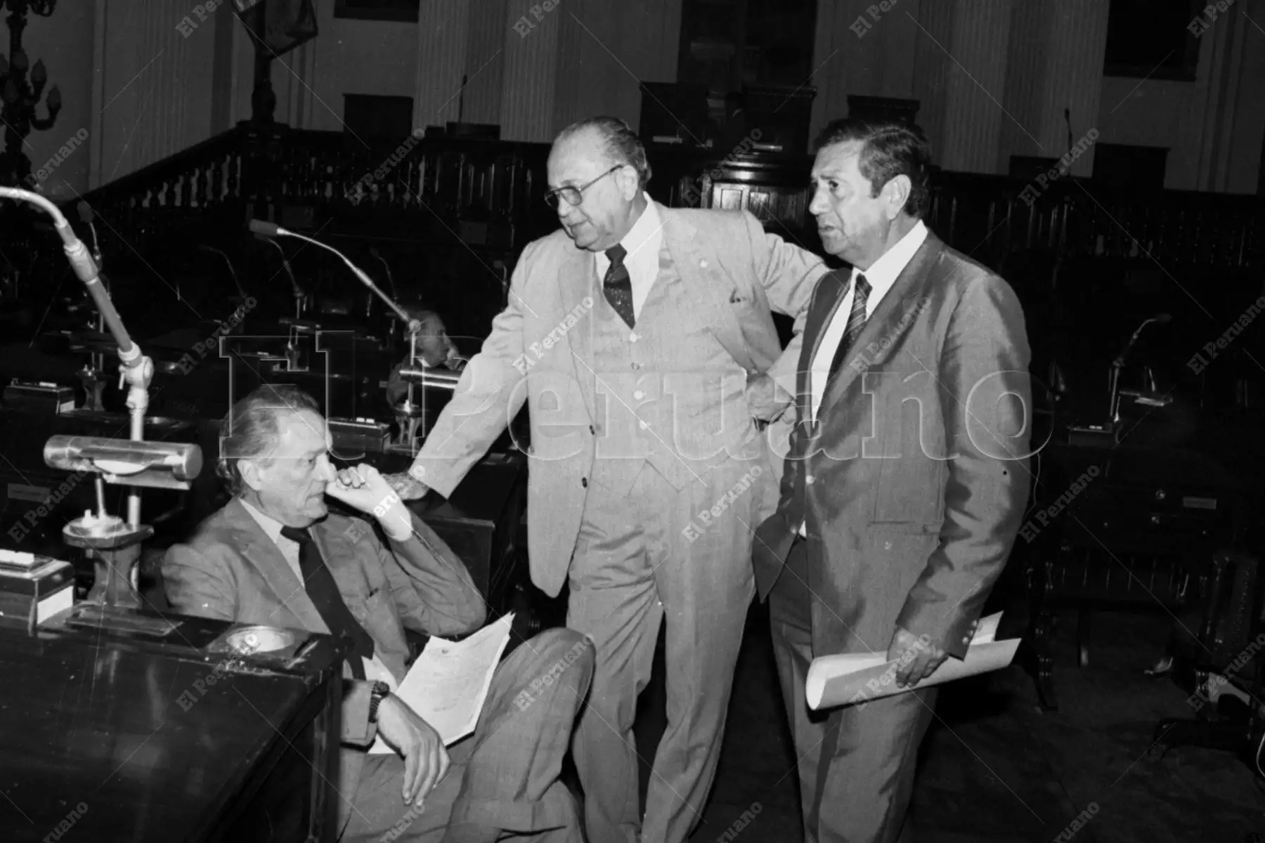 Lima - 27 julio 1982 /  Diálogo entre los senadores Manuel Ulloa Elías (iz) y Gastón Acurio Velarde (der). Foto: Archivo Histórico de El Peruano / Fabián Zevallos