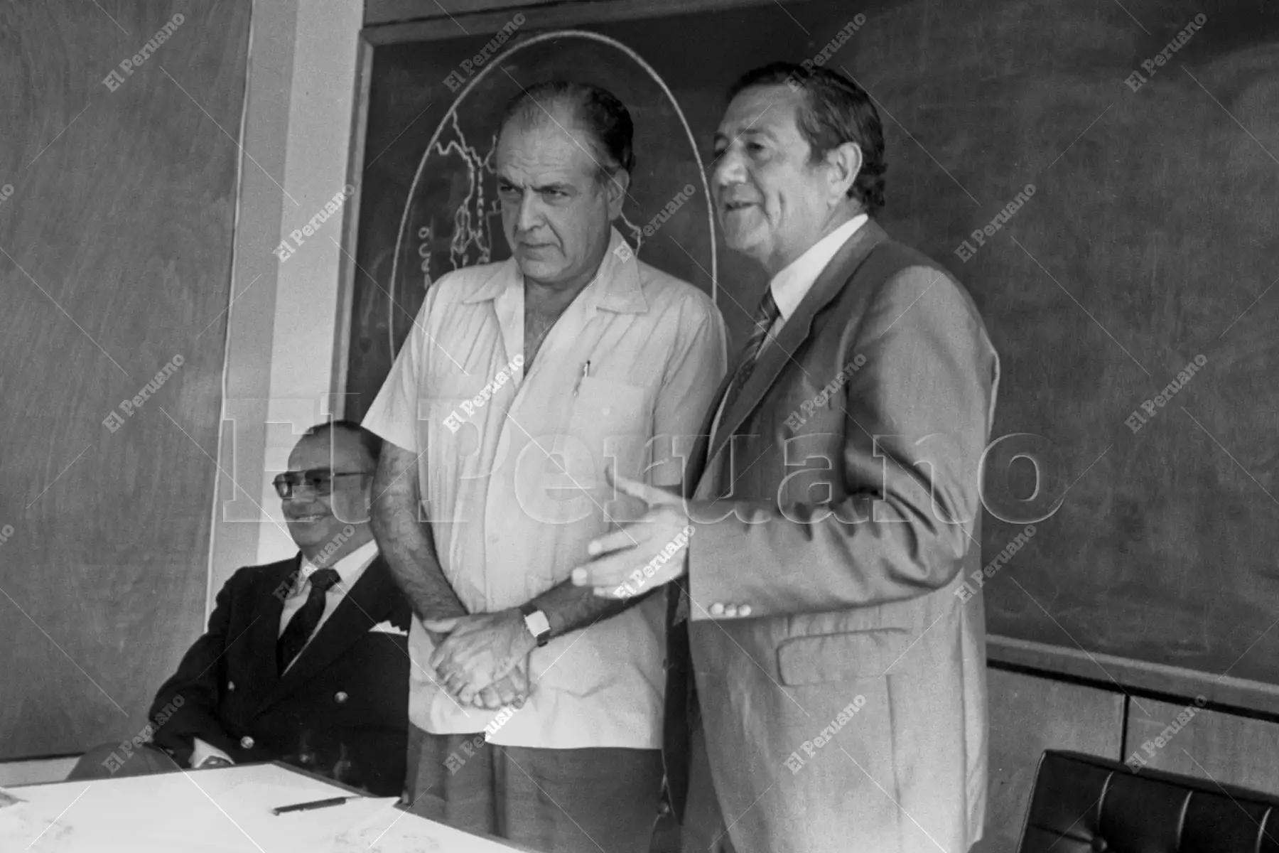 Lima 14 diciembre 1984 / Eduardo Orrego Villacorta y Gastón Acurio Velarde en la conferencia de prensa donde anunciaron su participación en el equipo de campaña de Acción Popular. Foto: Archivo Histórico de El Peruano / Américo Alburquerque