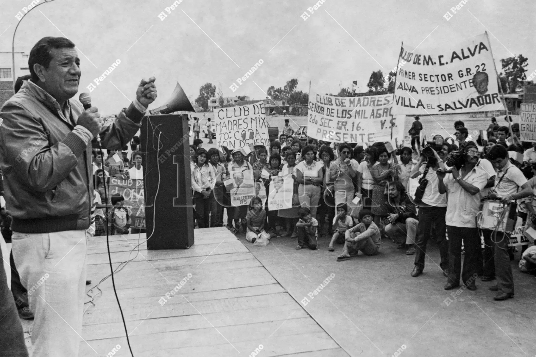 Lima - 16 febrero 1984 / El senador Gastón Acurio Velarde en un mitin en Villa El Salvador. Foto: Archivo Histórico de El Peruano / Bernabé Wong