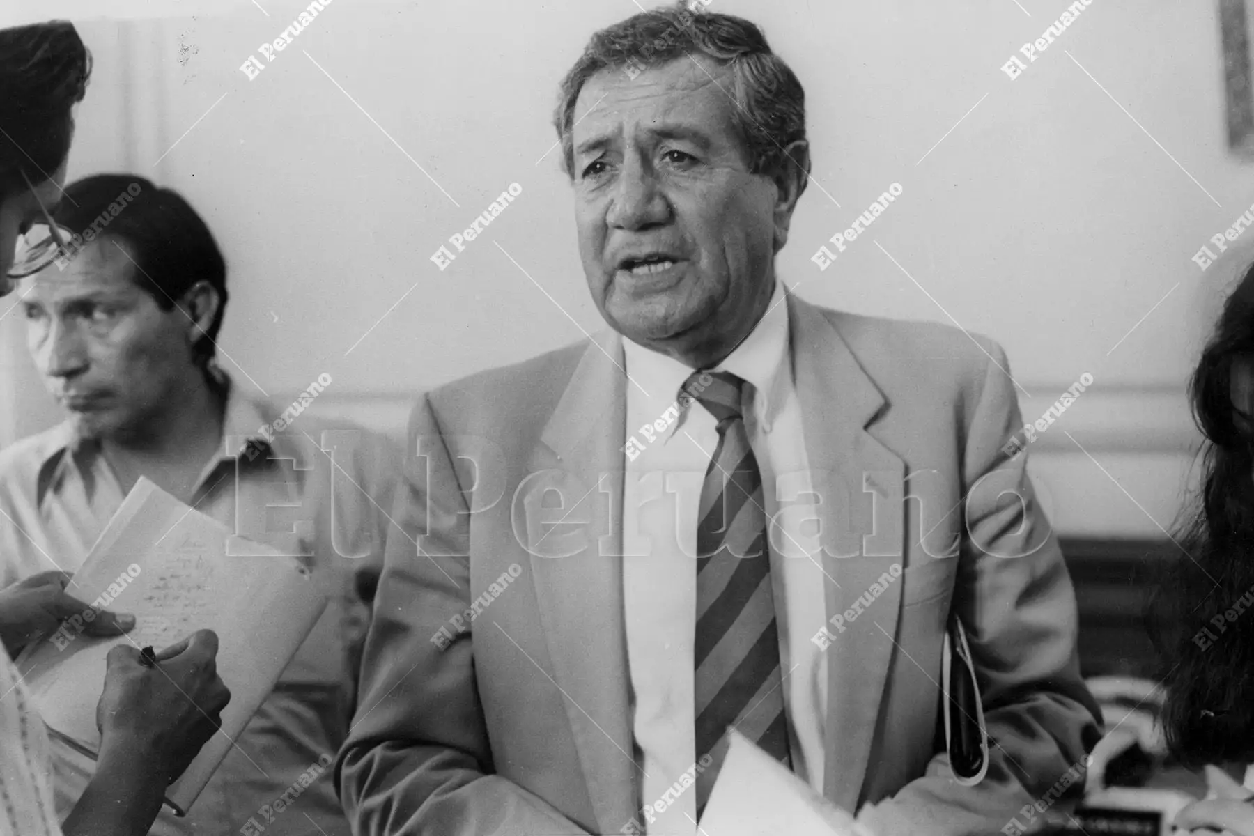 Lima - 30 enero 1991 / Gastón Acurio Velarde, senador y dirigente de Acción Popular, responde las preguntas de los periodistas en la Cámara de Senadores. Foto: Archivo Histórico de El Peruano / Virgilio Molero