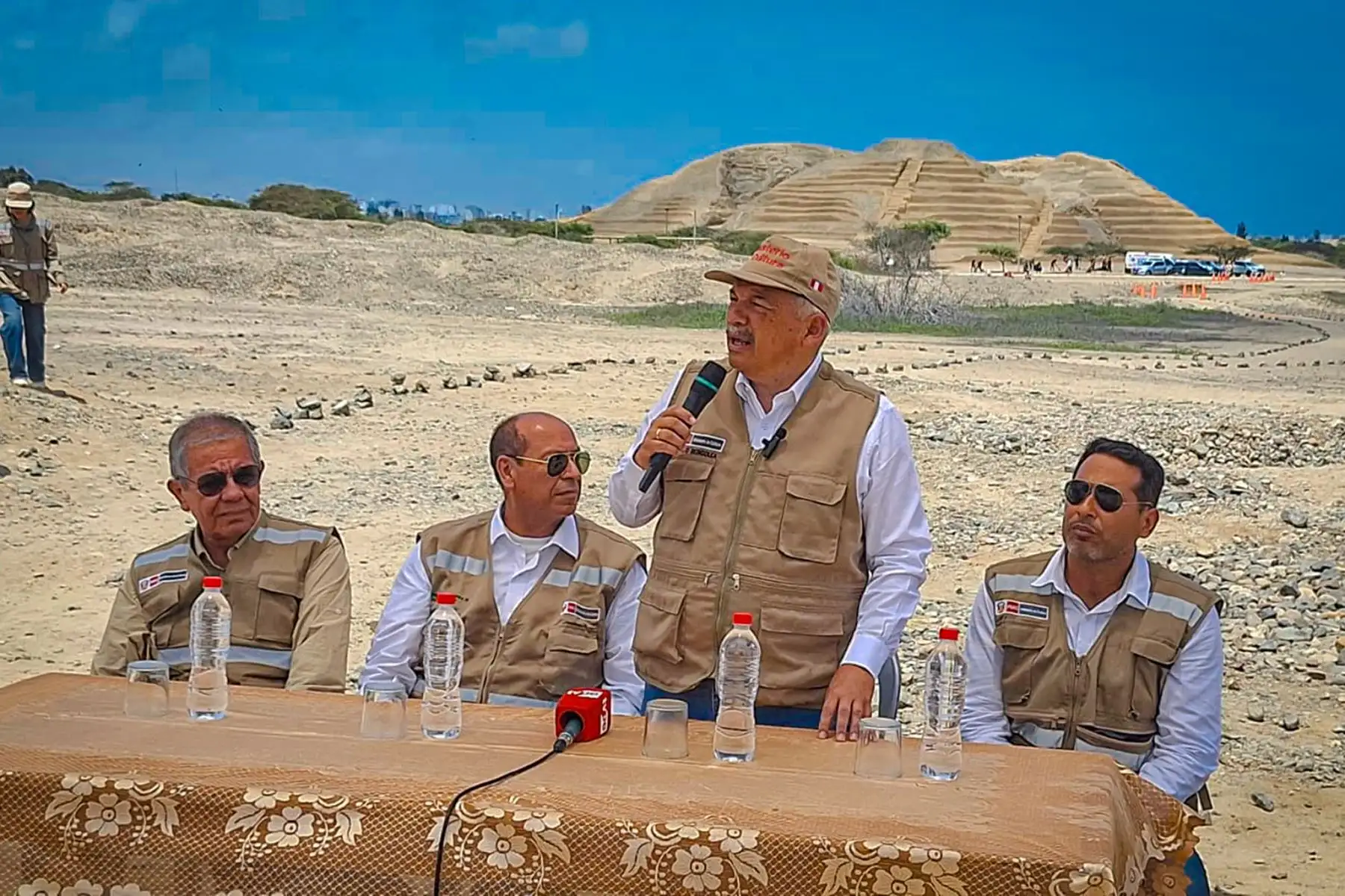 El ministro de Cultura, Alberto Beingolea, declara a la prensa durante la presentación del extraordinario hallazgo arqueológico de una plataforma funeraria con los restos de 38 individuos de alto estatus en el complejo arqueológico Chan Chan. Foto: Luis Puell