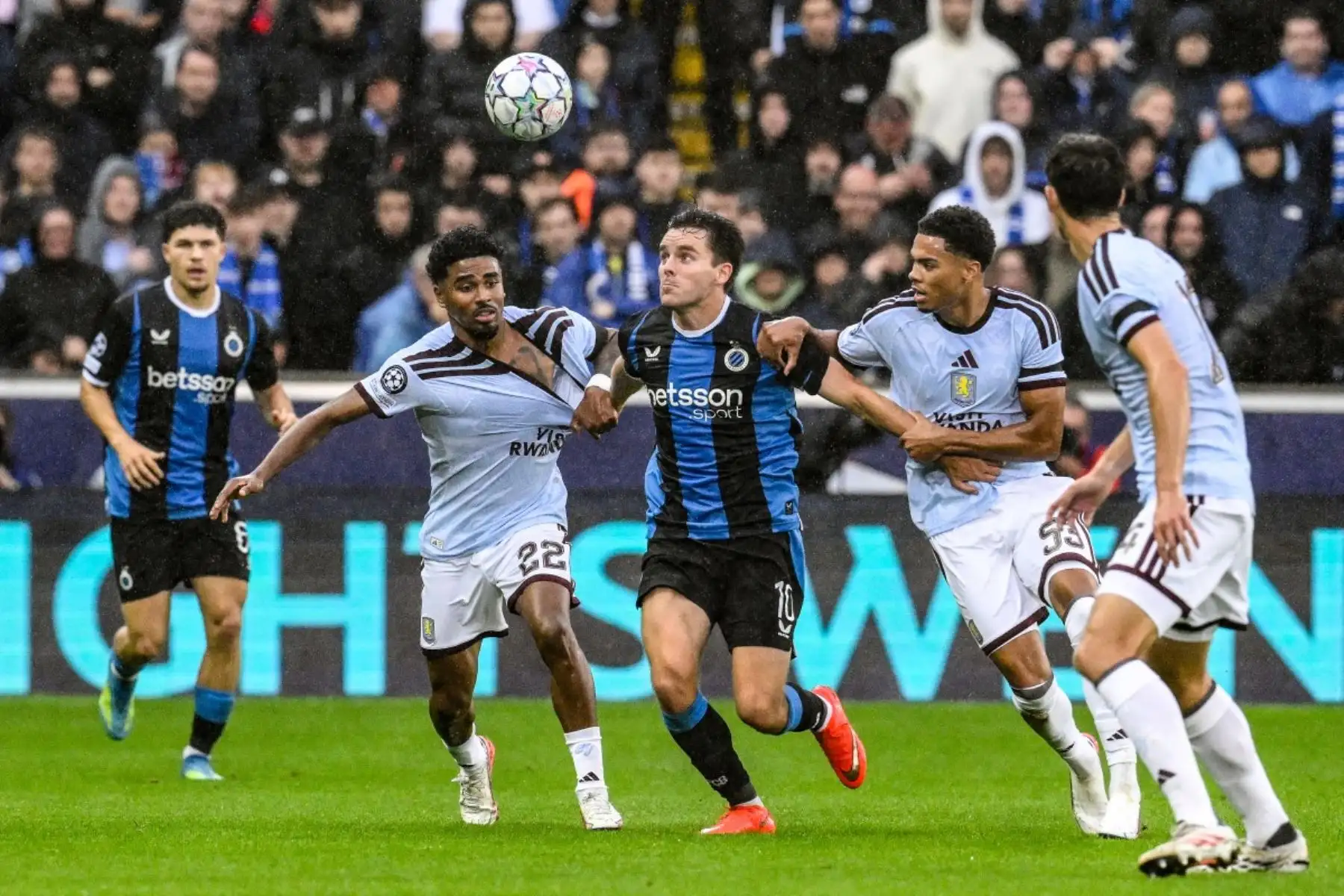 El centrocampista noruego del Club Brujas, Hugo Vetlesen, lucha por el balón con el defensa neerlandés del Aston Villa, Ian Maatsen y el centrocampista inglés del Aston Villa, George Hemmings, durante el partido de la fase de liga de la UEFA Champions League entre el Club Brujas KV y el Aston Villa FC en el estadio Jan Breydel de Brujas. Foto: AFP