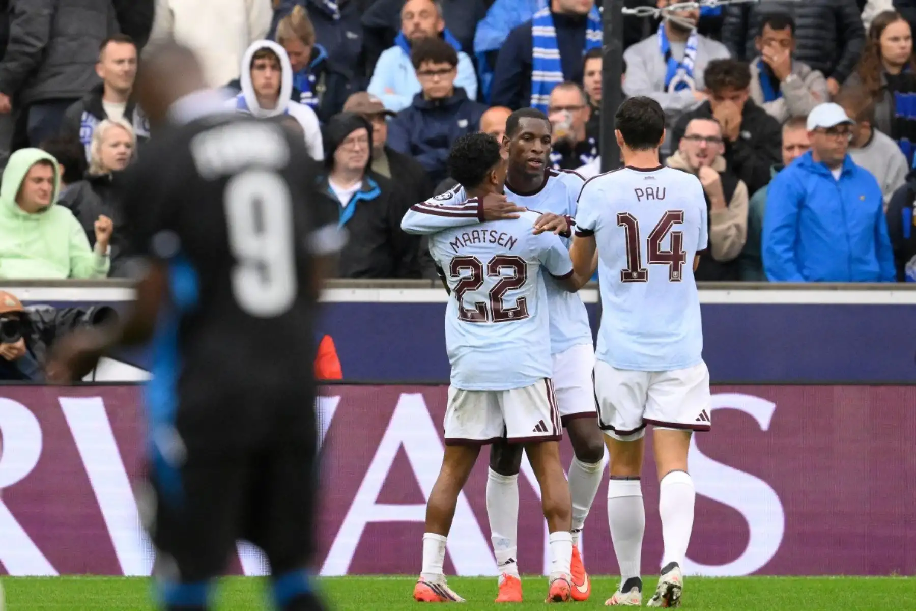 El centrocampista escocés del Aston Villa, John McGinn, celebra tras marcar el primer gol durante el partido de fútbol de la fase de liga de la UEFA Champions League entre el Club Brujas KV y el Aston Villa FC, disputado en el estadio Jan Breydel de Brujas. Foto: AFP