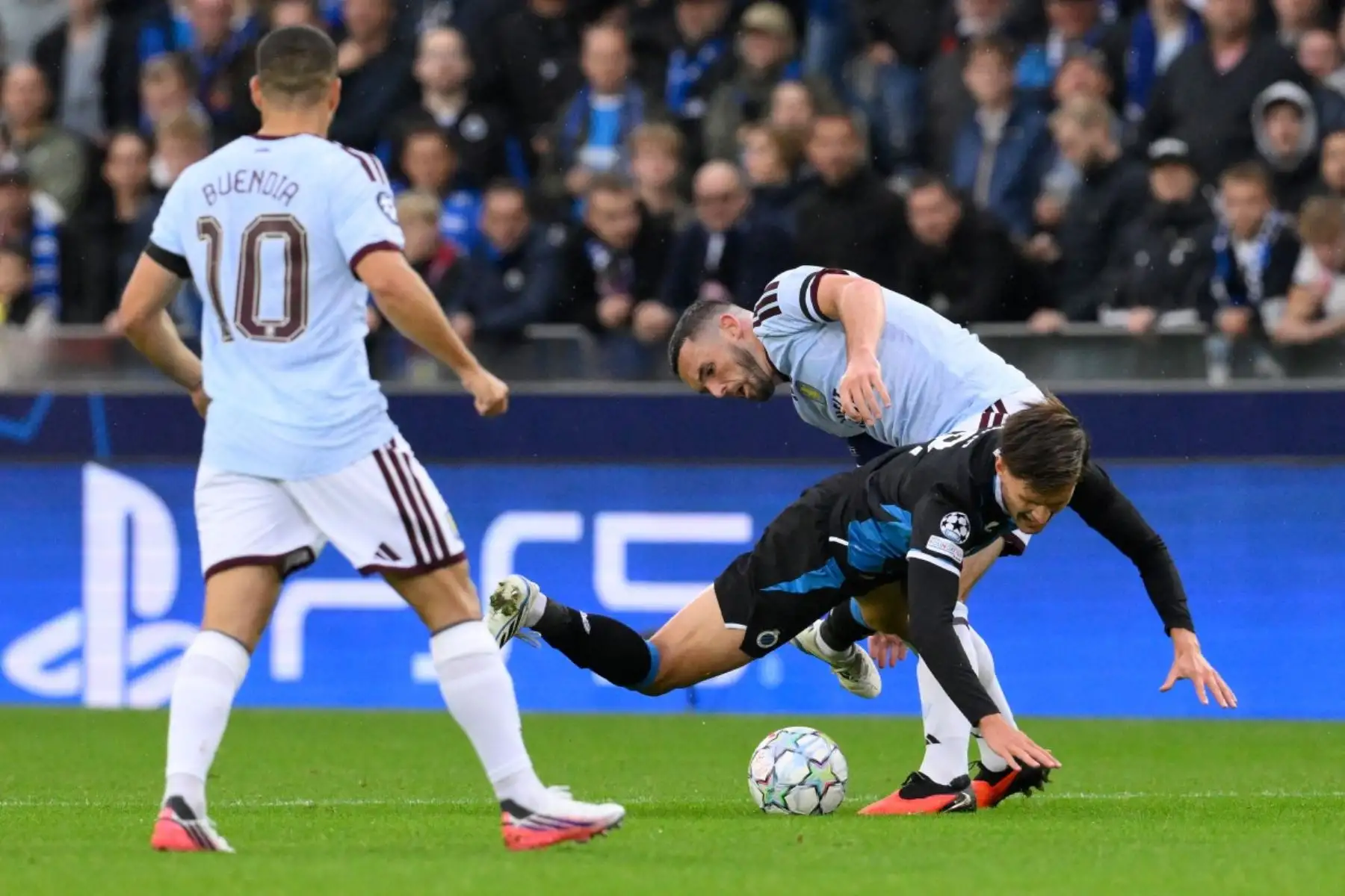 El centrocampista escocés del Aston Villa, John McGinn, disputa el balón con el centrocampista inglés del Club Brujas, Freddie Potts, durante el partido de fútbol de la fase de liga de la UEFA Champions League entre el Club Brujas KV y el Aston Villa FC, disputado en el estadio Jan Breydel de Brujas. Foto: AFP