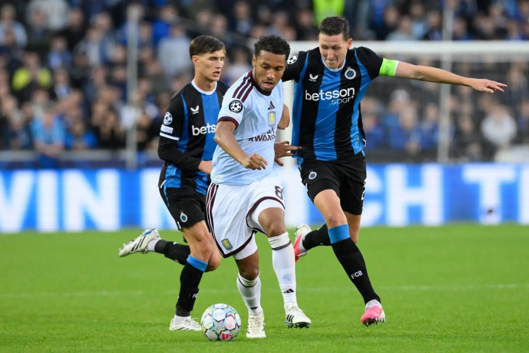 El centrocampista francés del Aston Villa, Boubacar Kamara, disputa el balón con el centrocampista belga del Club Brujas, Hans Vanaken, durante el partido de la fase de liga de la UEFA Champions League entre el Club Brujas KV y el Aston Villa FC en el estadio Jan Breydel de Brujas. Foto: AFP