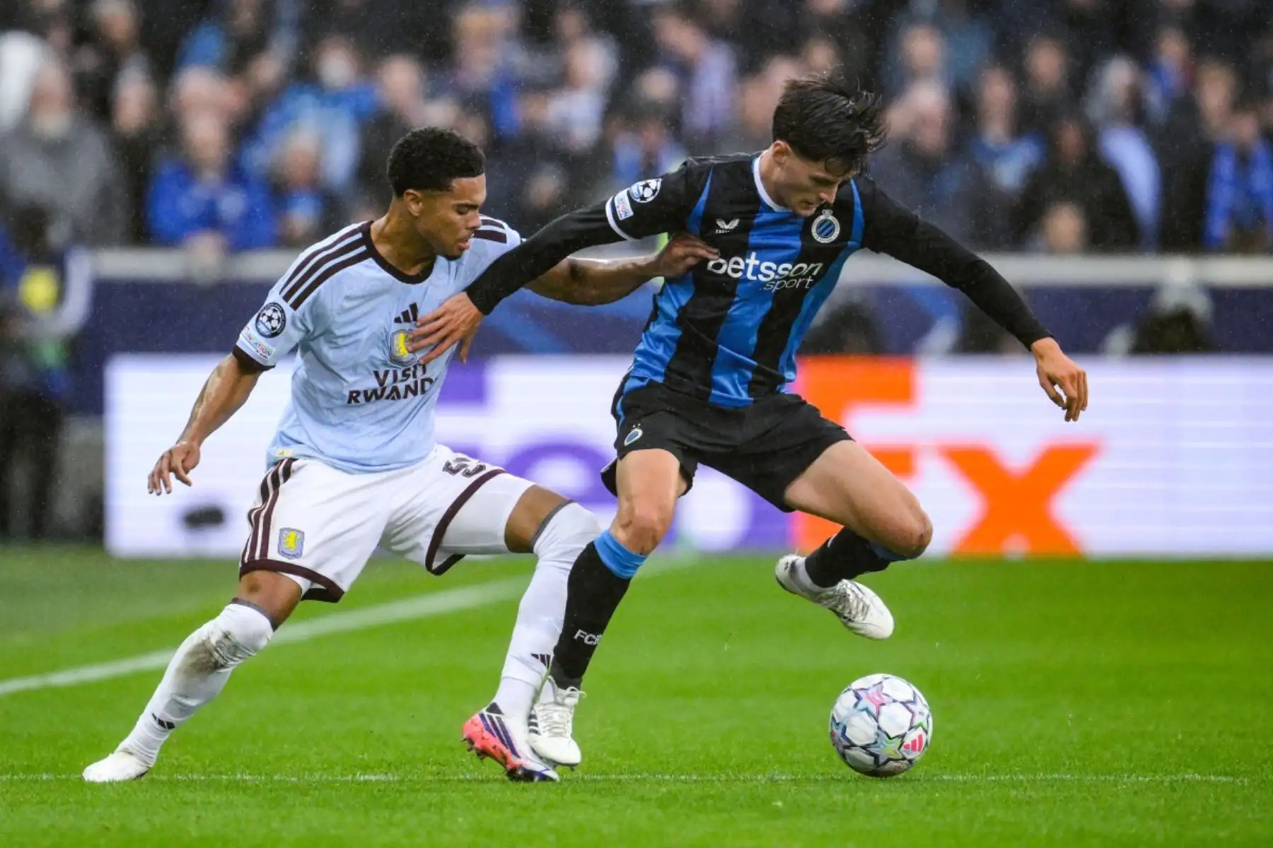 El centrocampista inglés del Club Brujas, Freddie Potts, disputa el balón con el centrocampista inglés del Aston Villa, George Hemmings, durante el partido de la fase de liga de la UEFA Champions League (jornada 1) entre el Club Brujas KV y el Aston Villa FC, disputado en el estadio Jan Breydel de Brujas. Foto: AFP