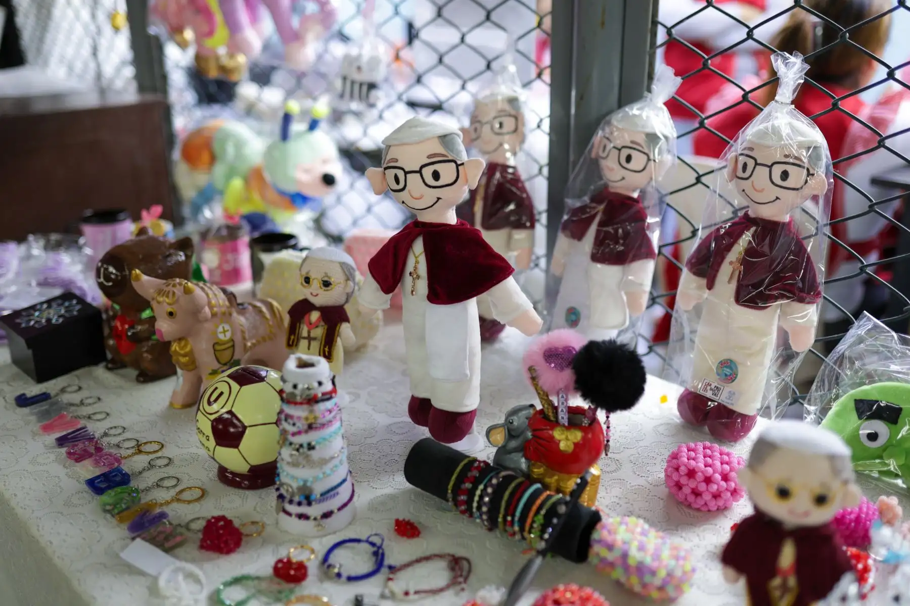 ante la próxima llegada del papa León XIV a nuestro país, el ministro Álvarez verificó la buena calidad de los productos que la población penitenciaria está desarrollando en alusión a la visita del sumo pontífice como joyas, peluches y otros. Foto: ANDINA/Difusión