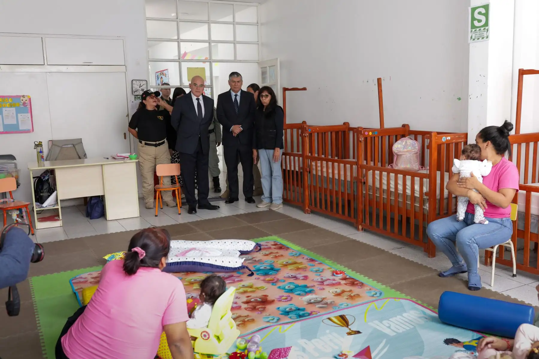 De la misma manera, la autoridad visitó la cuna “María Parado de Bellido” del establecimiento penitenciario donde inspeccionó la atención que las madres cuidadoras brindan a los hijos de personas privadas de su libertad.  Foto: ANDINA/Difusión