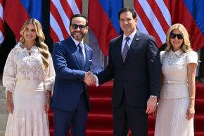 El secretario de Estado Marco Rubio (D) y su esposa son recibidos por el presidente de Colombia, Abelardo de la Espriella, y su esposa en Barranquilla. Foto: AFP