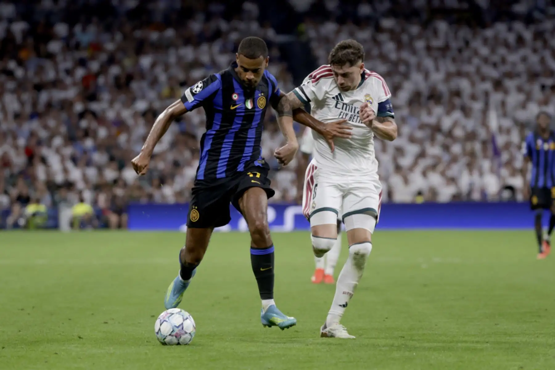 El uruguayo del Real Madrid Fede Valverde (d) lucha con Andy Diouf, del Inter, durante el encuentro correspondiente a la Liga de Campeones que disputan Real Madrid e Inter de Milán, este martes en el estadio Santiago Bernabéu Foto: EFE