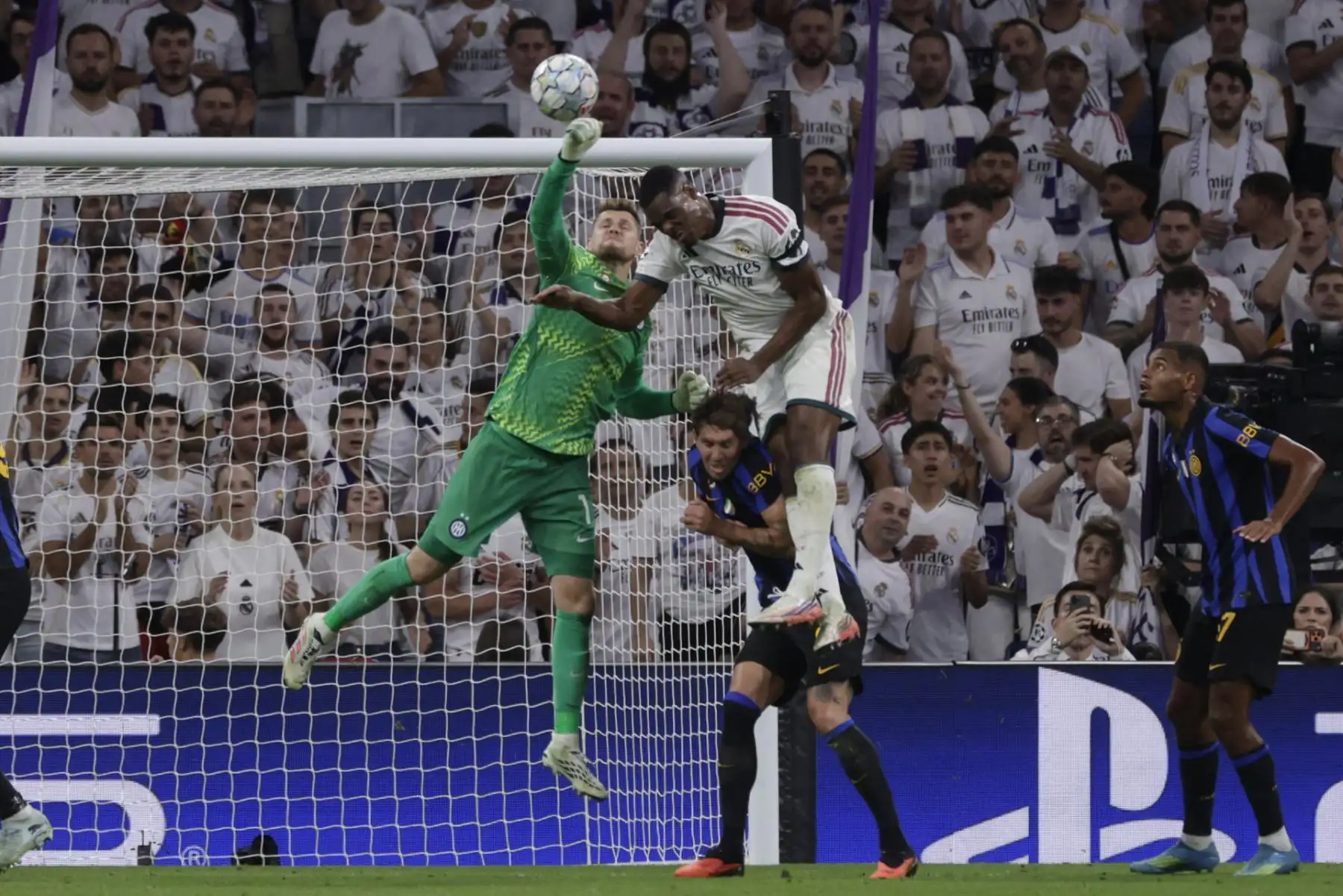 El guardameta español del Inter de Milán, Josep Martínez (i), despeja el balón ante el defensa francés del Real Madrid, Ibrahima Konaté, durante el encuentro correspondiente a la Liga de Campeones que disputan Real Madrid e Inter de Milán, este martes en el estadio Santiago Bernabéu, en Madrid. Foto: EFE