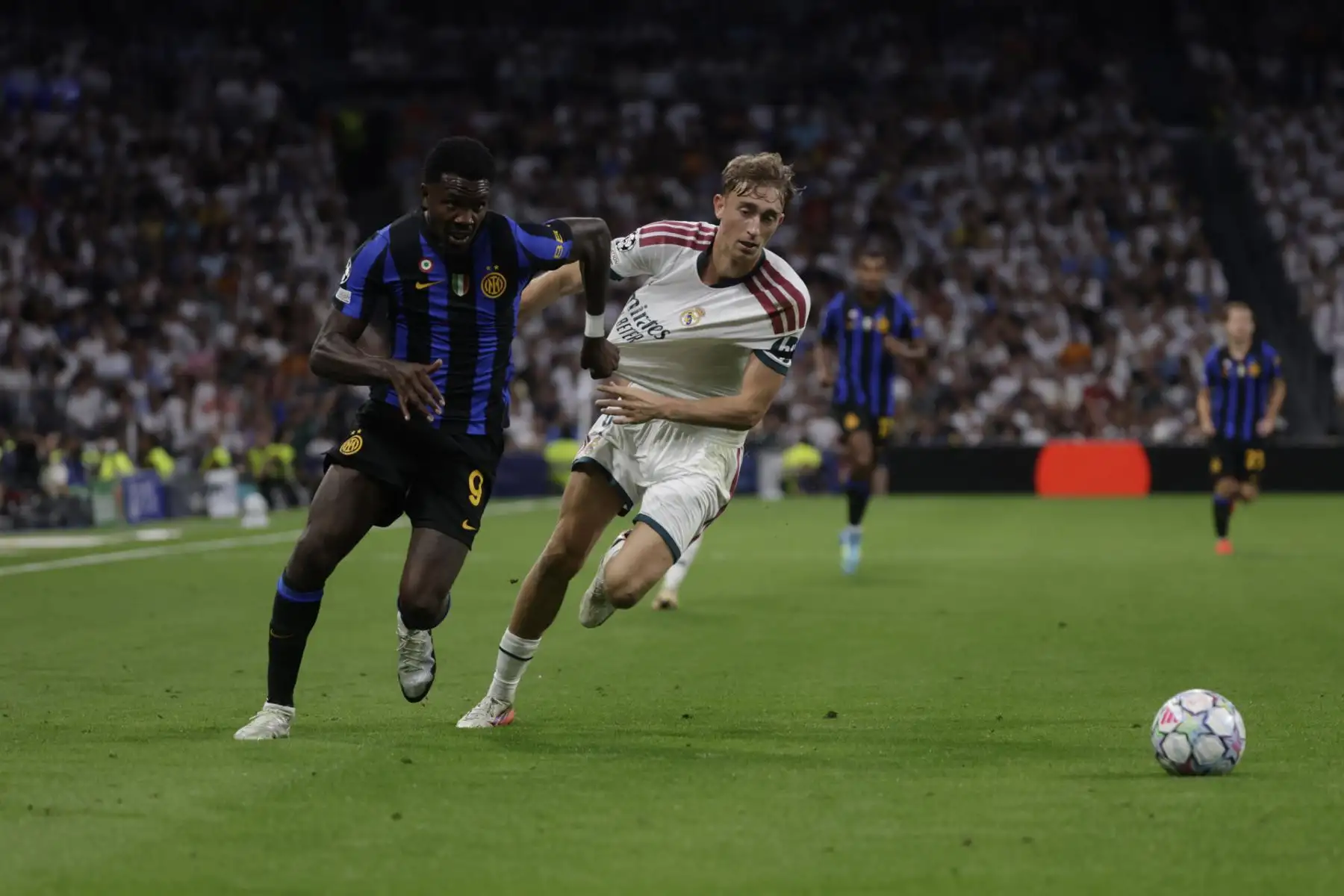 El delantero del Inter de Milán Marcus Thuram (i) lucha con Dean Huijsen, del Real Madrid, durante el encuentro correspondiente a la Liga de Campeones que disputan Real Madrid e Inter de Milán, este martes en el estadio Santiago Bernabéu, en Madrid. Foto: EFE