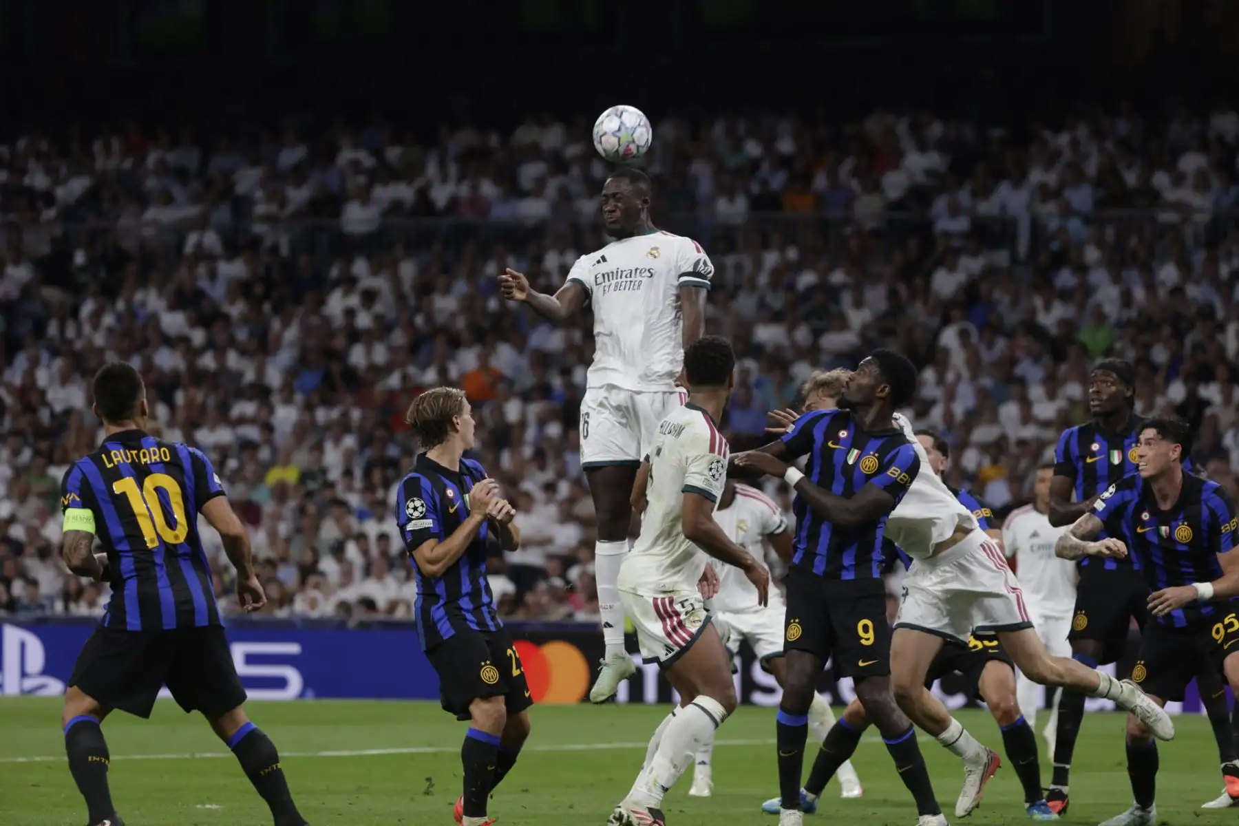 El defensa francés del Real Madrid, Ibrahima Konaté, cabecea el balón durante el encuentro correspondiente a la Liga de Campeones que disputan Real Madrid e Inter de Milán, este martes en el estadio Santiago Bernabéu, en Madrid. Foto: EFE
