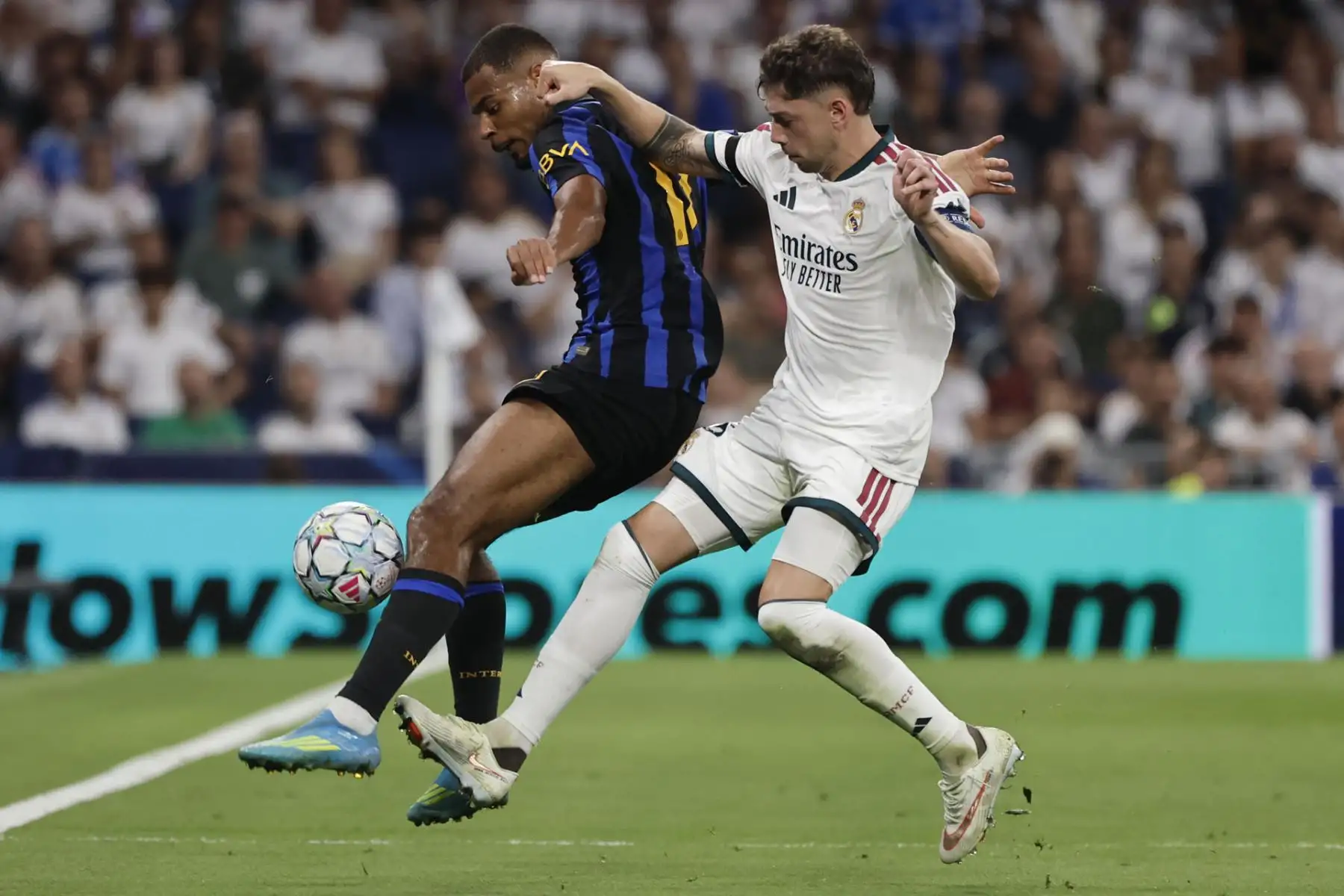 El centrocampista uruguayo del Real Madrid Fede Valverde (d) lucha con el francés Andy Diouf, del Inter, durante el encuentro correspondiente a la Liga de Campeones que disputan Real Madrid e Inter de Milán, este martes en el estadio Santiago Bernabéu, en Madrid. Foto: EFE