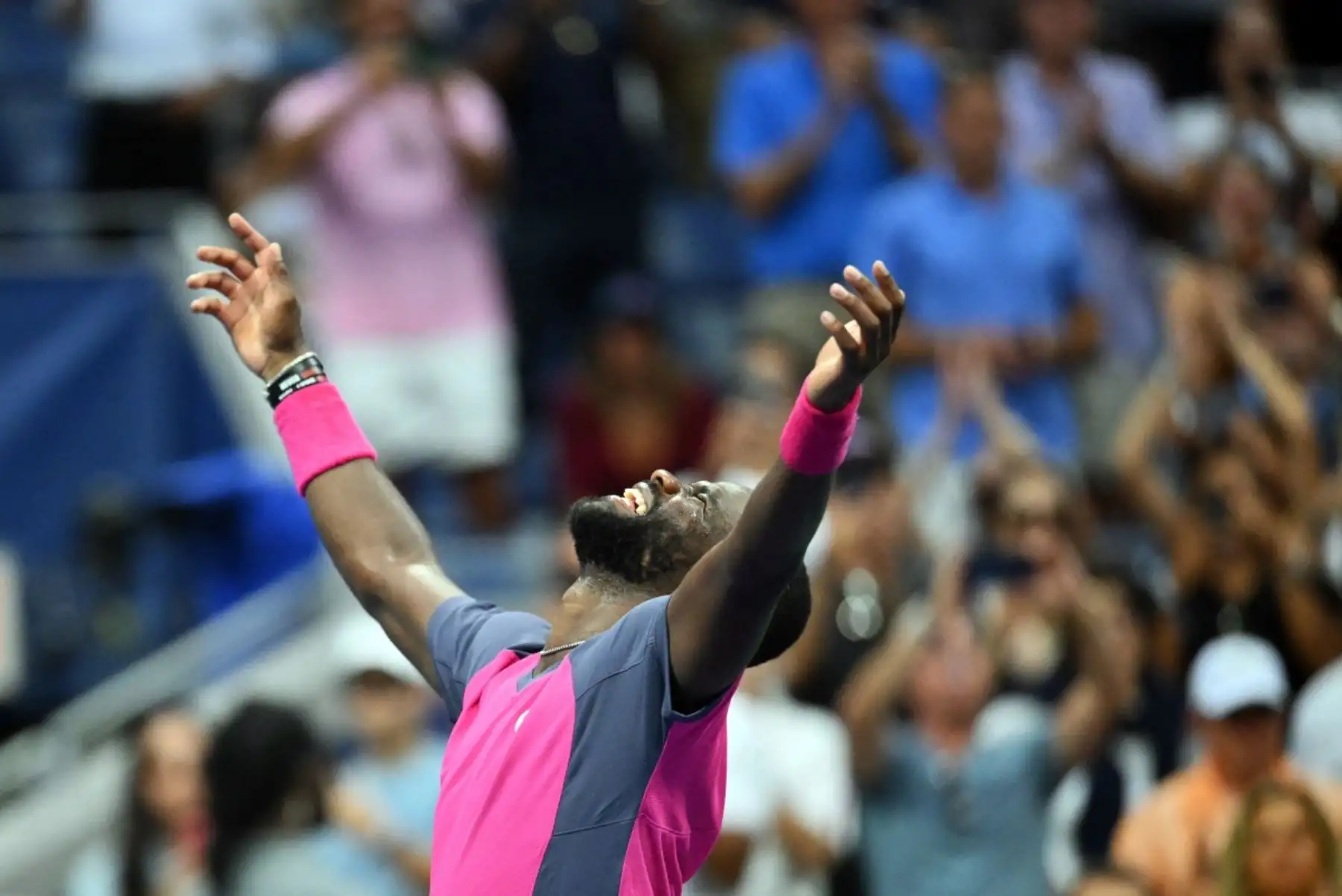 El estadounidense Frances Tiafoe celebra su victoria sobre su compatriota Alex Michelsen en el partido de cuartos de final de individuales masculinos, disputado el 8 de septiembre de 2026 durante la décima jornada del torneo de tenis US Open en el USTA Billie Jean King National Tennis Center de Nueva York.
 Foto: AFP